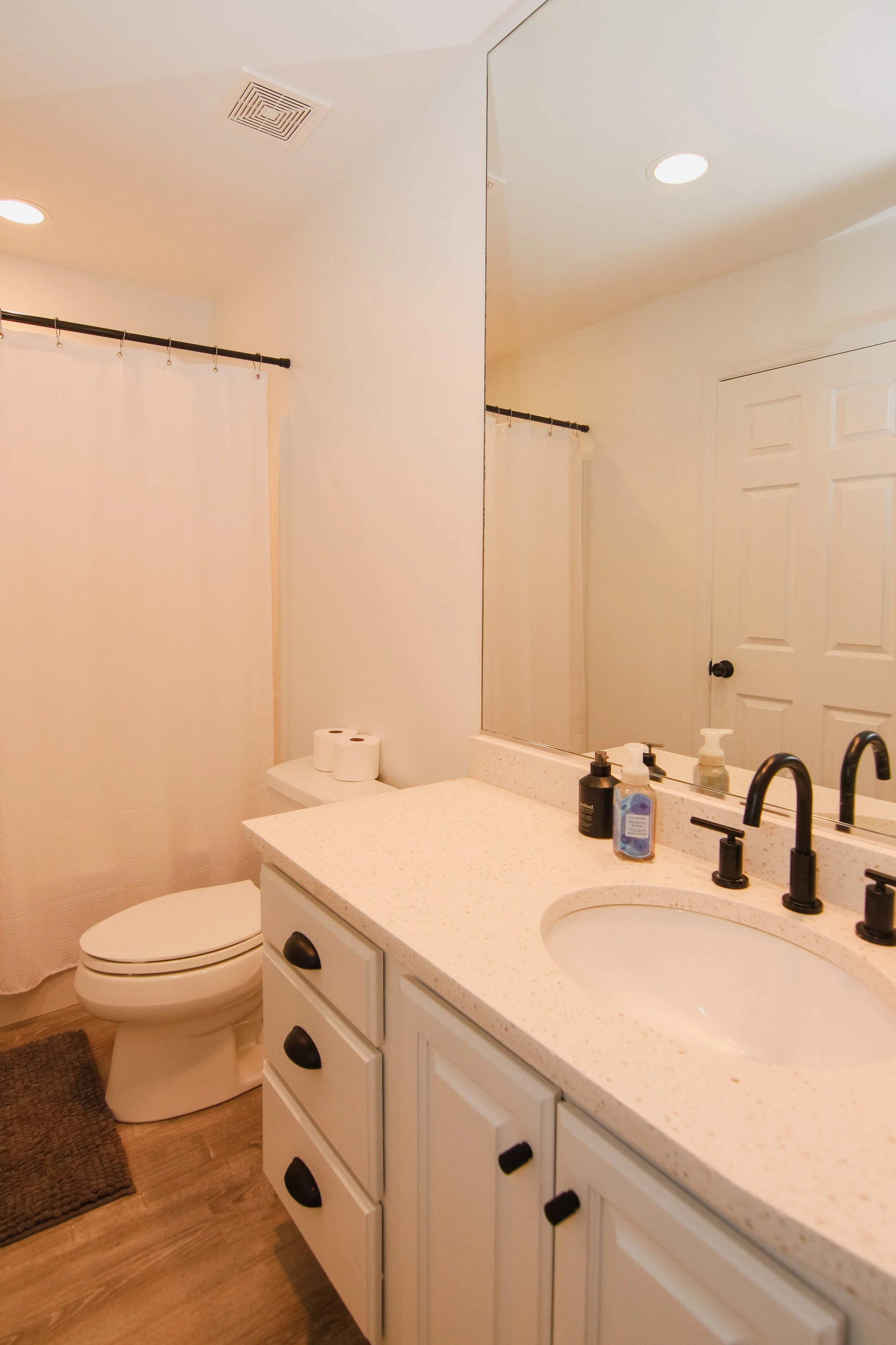 19 Bathroom 2.jpg