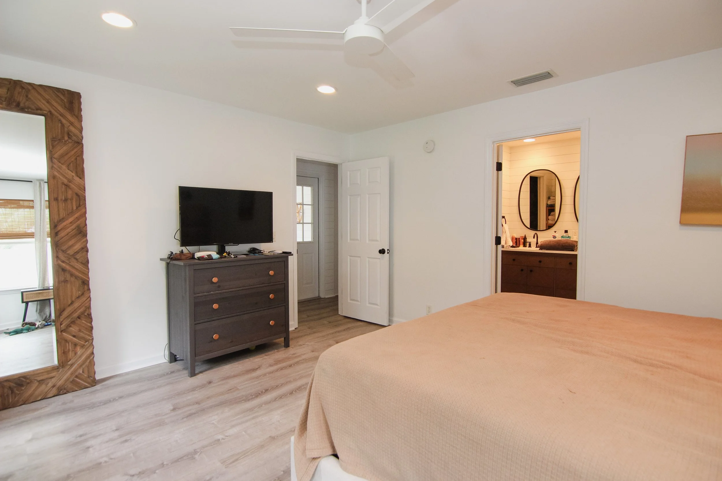 23 Main Bedroom.jpg