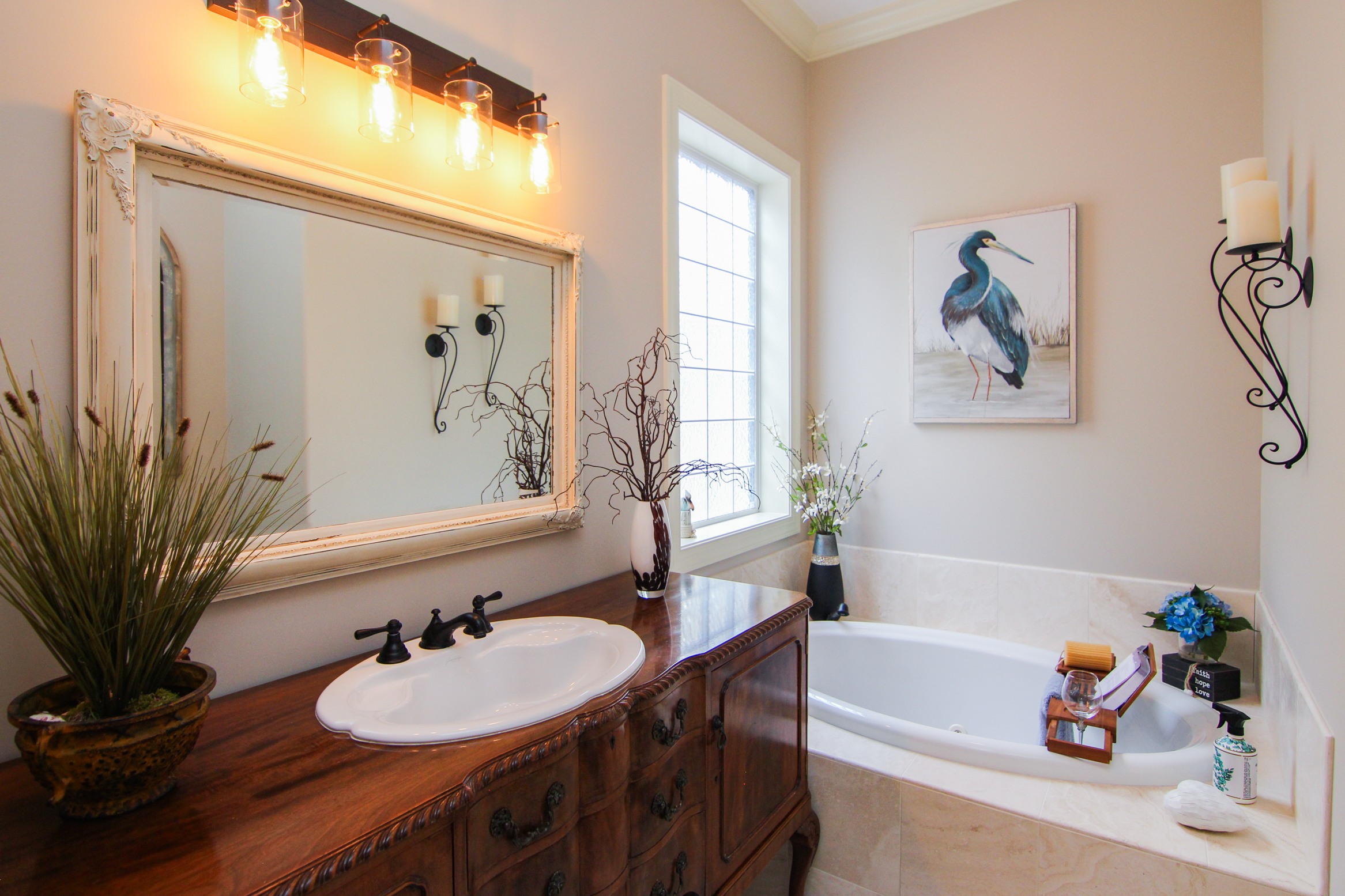 22 Main Bathroom.png