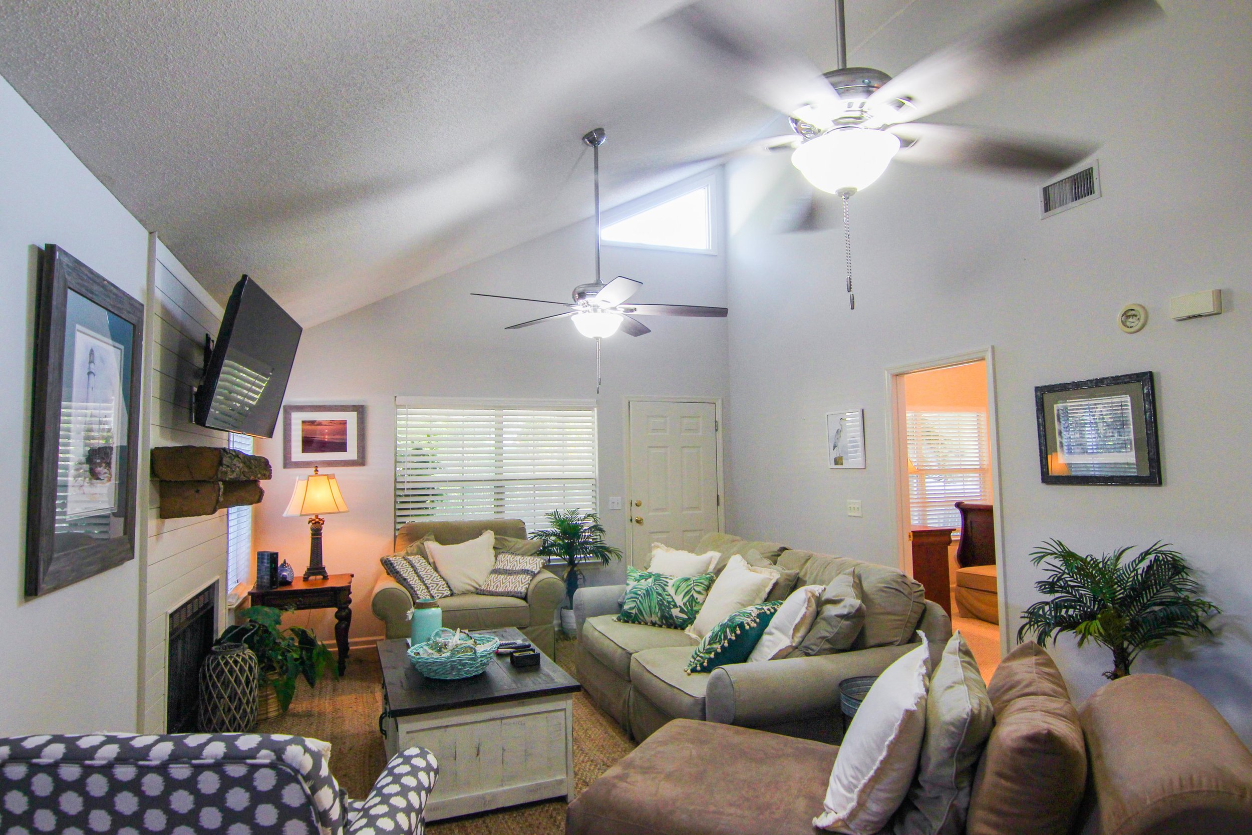 06 Living Room.jpg