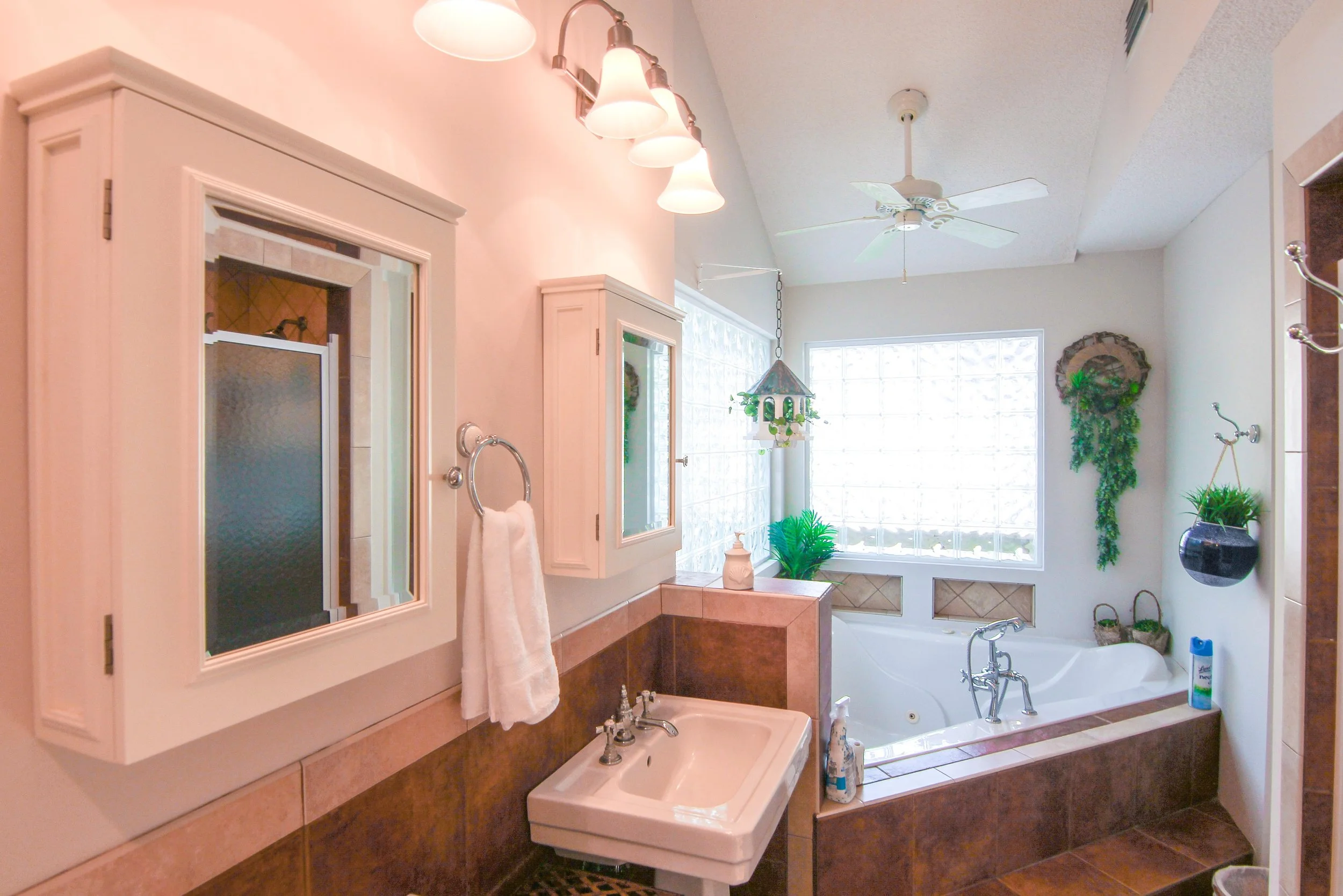 21 Master Bathroom.jpg