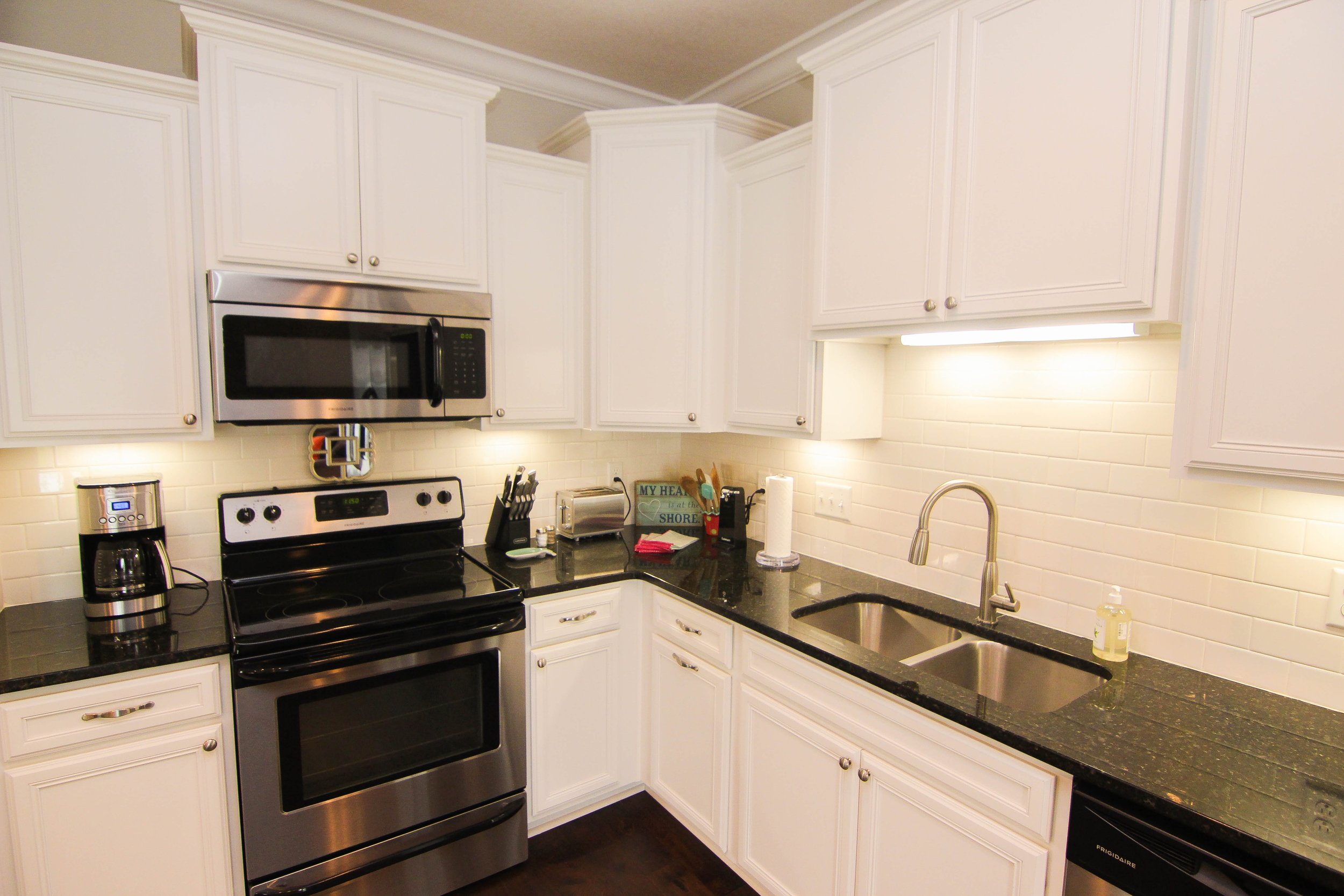 09 Kitchen.jpg