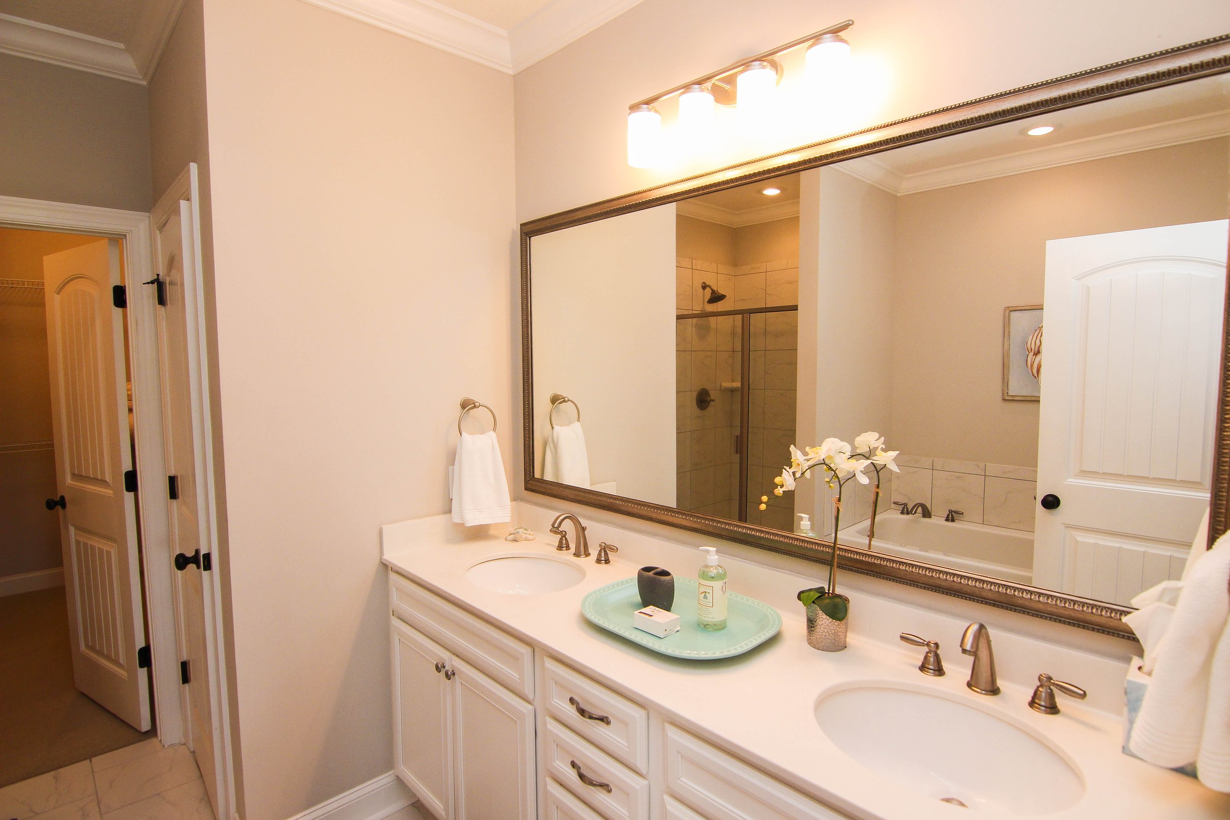 16 Master Bath.jpg