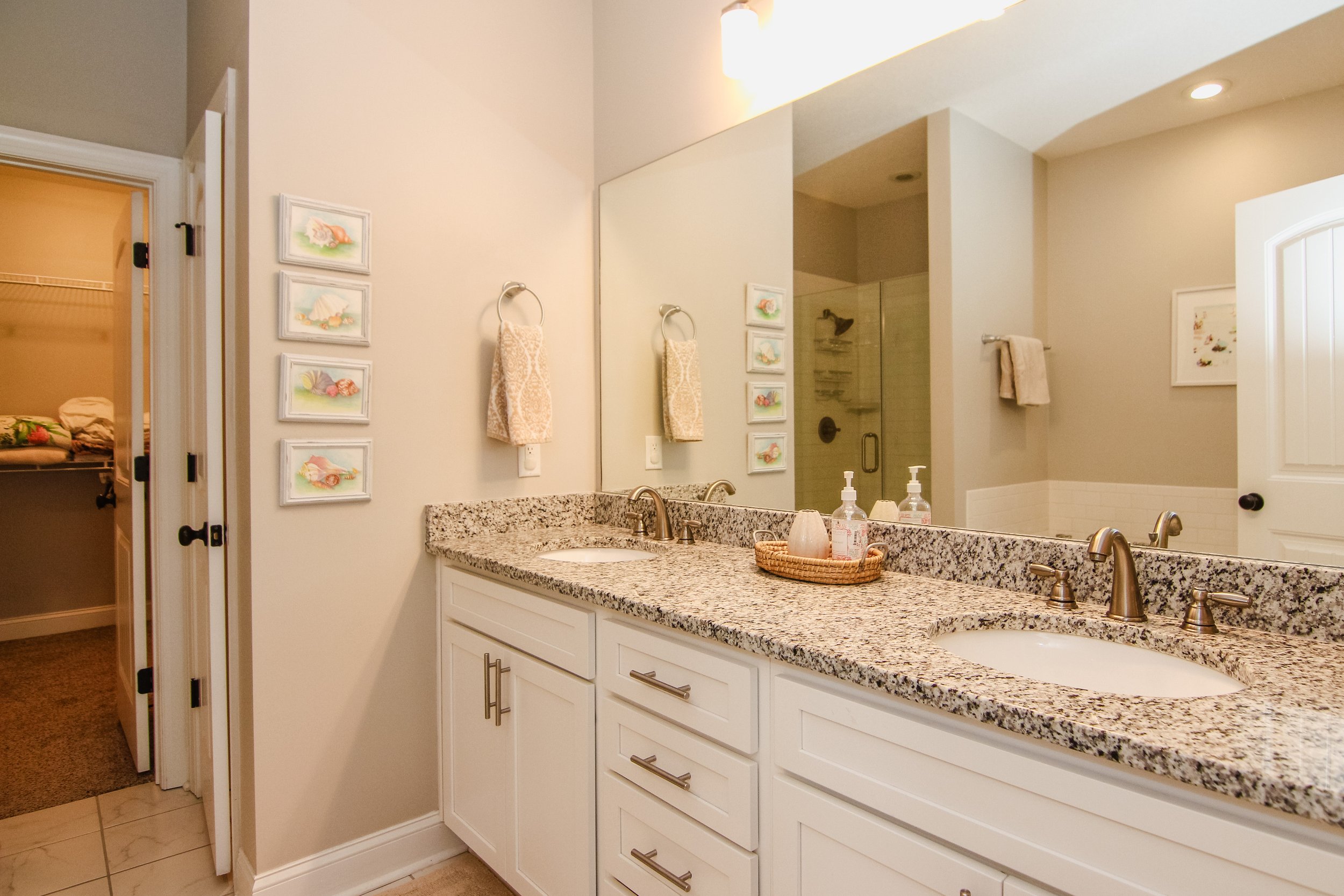16 Main Bath.jpg