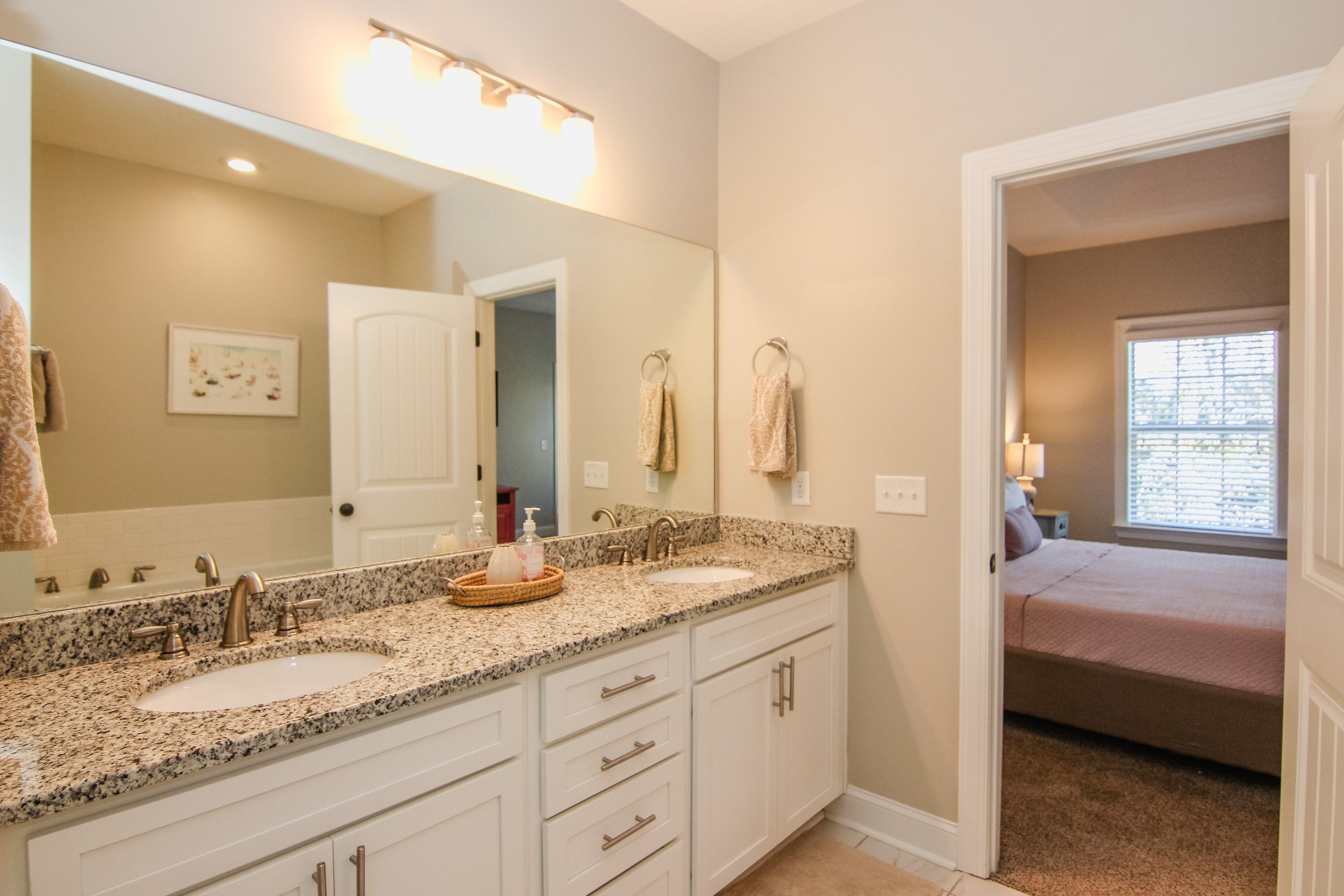 18 Main Bath.jpg