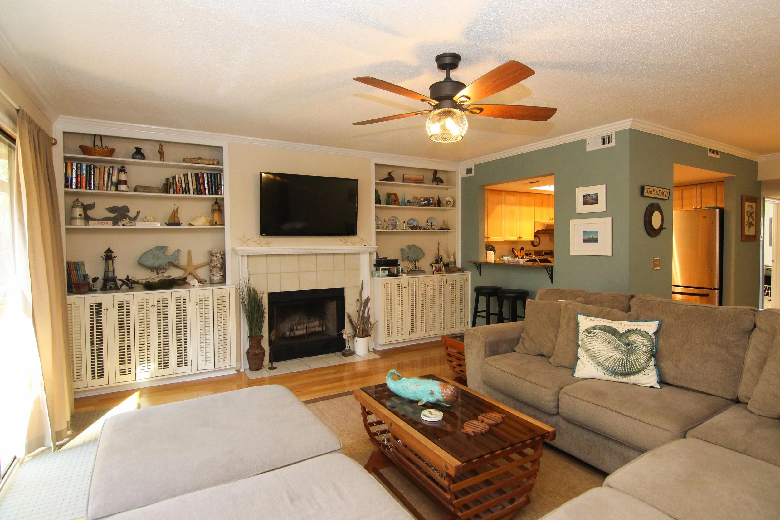 04 Living Room.jpg