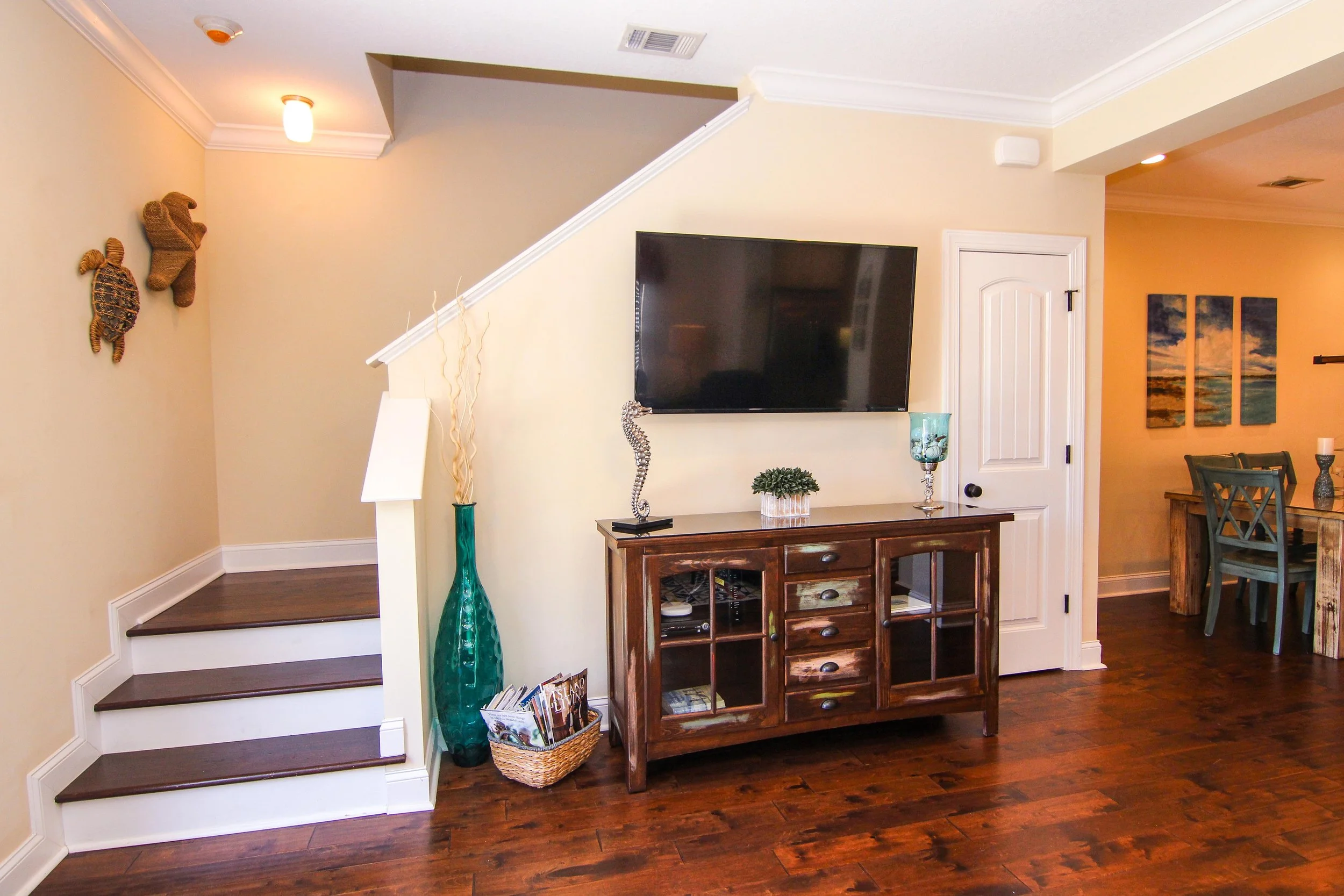 08 Living Room.jpg