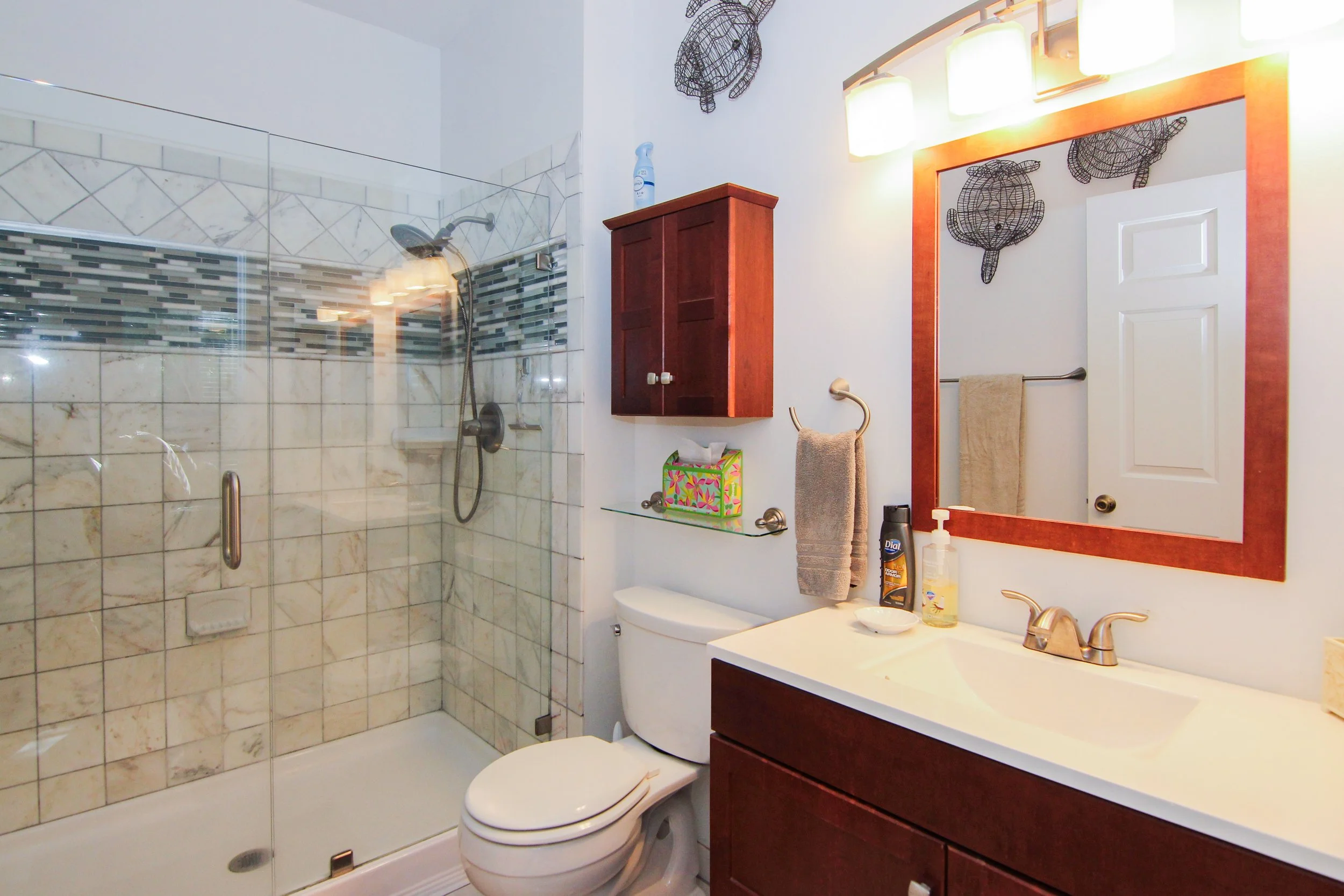 18 Main Bathroom.jpg