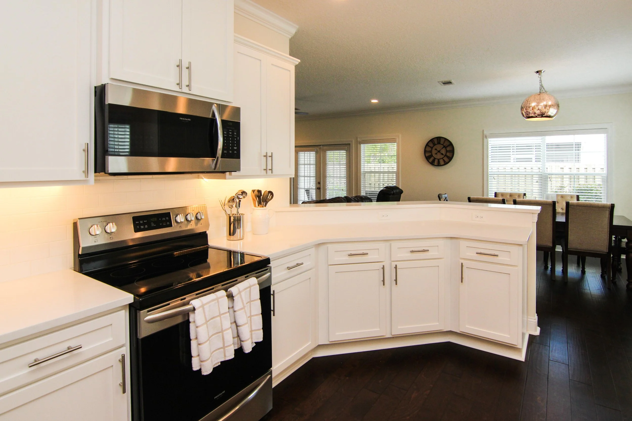 13 Kitchen.jpg