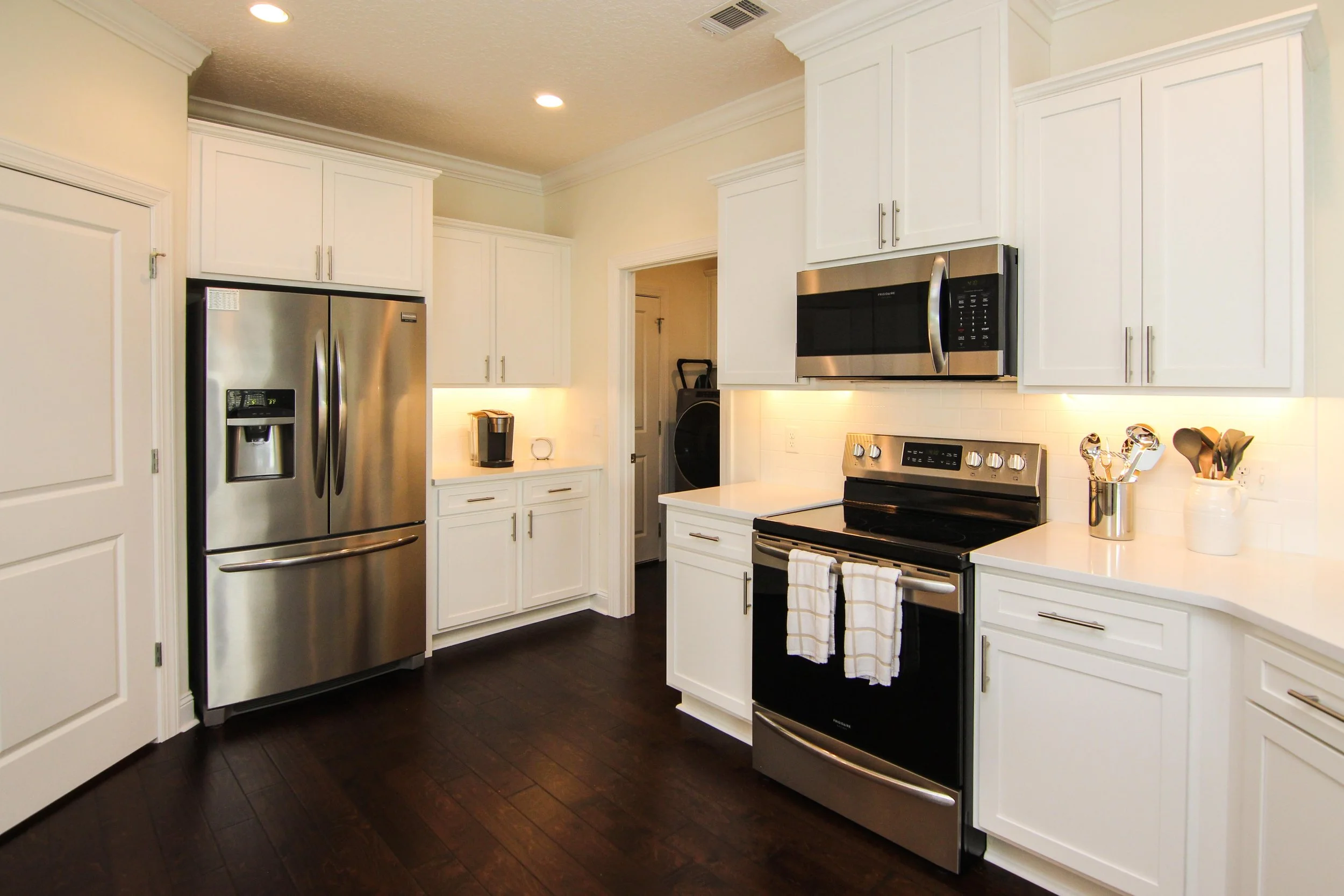 16 Kitchen.jpg