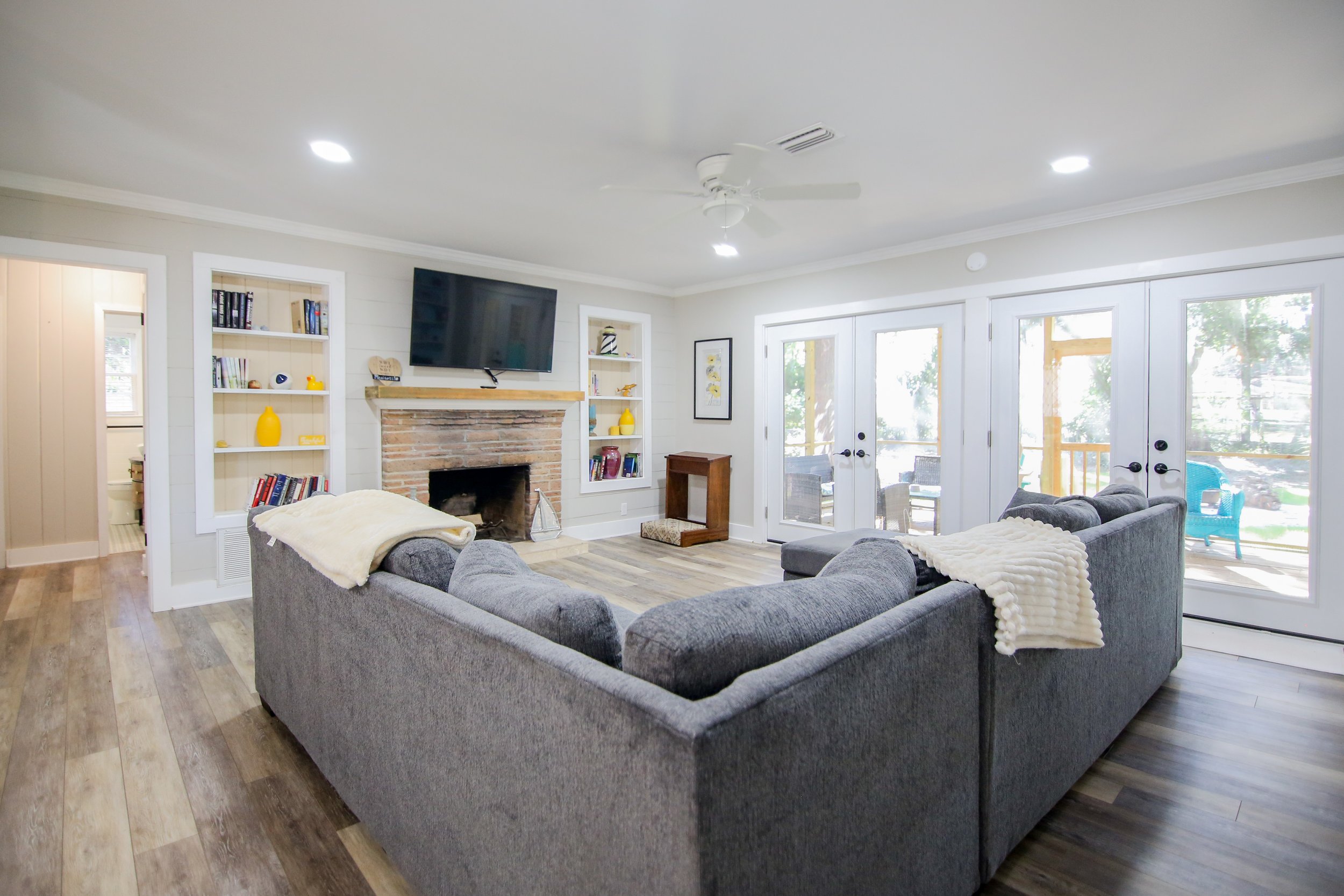 10 Living Room.jpg