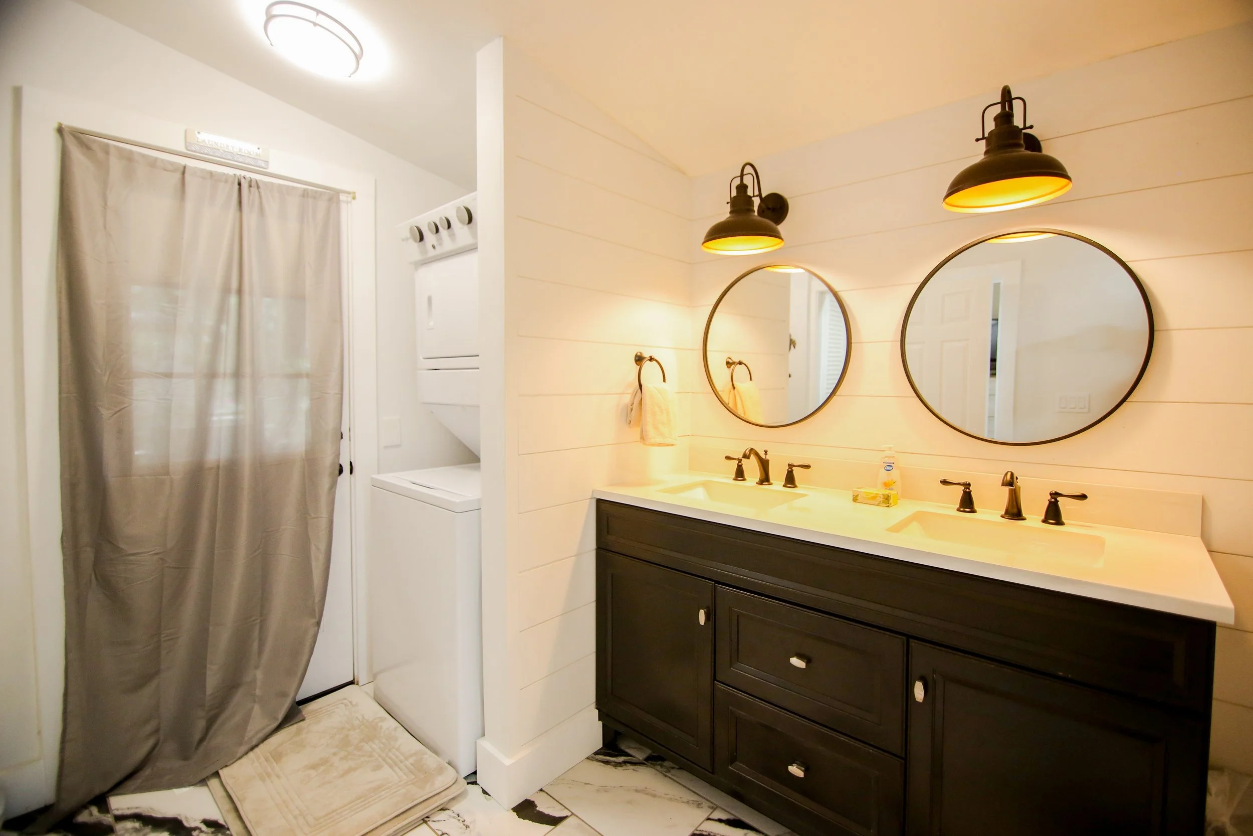 21 Main Bath.jpg