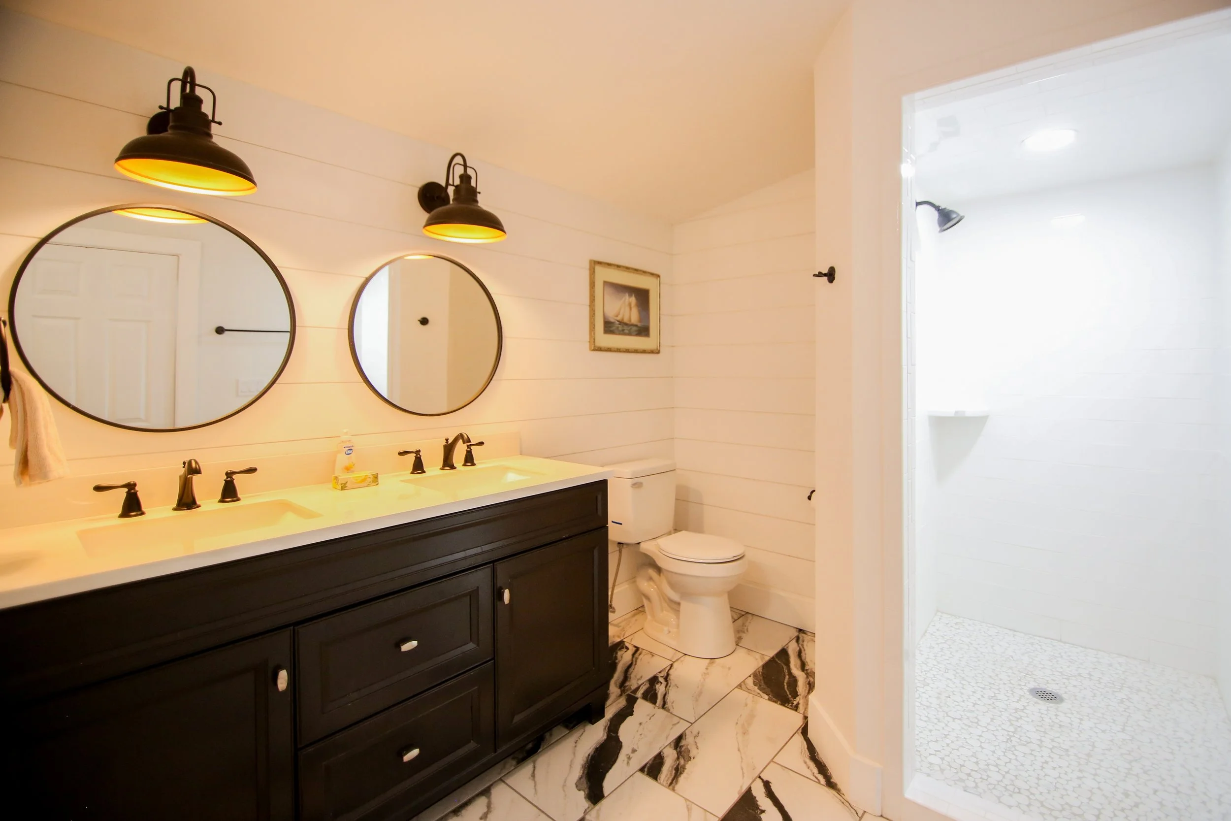 22 Main Bath.jpg