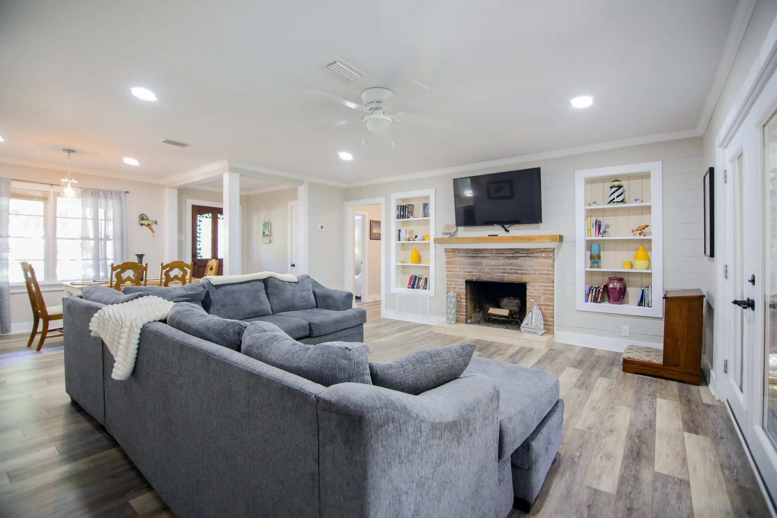 23 Living Room.jpg