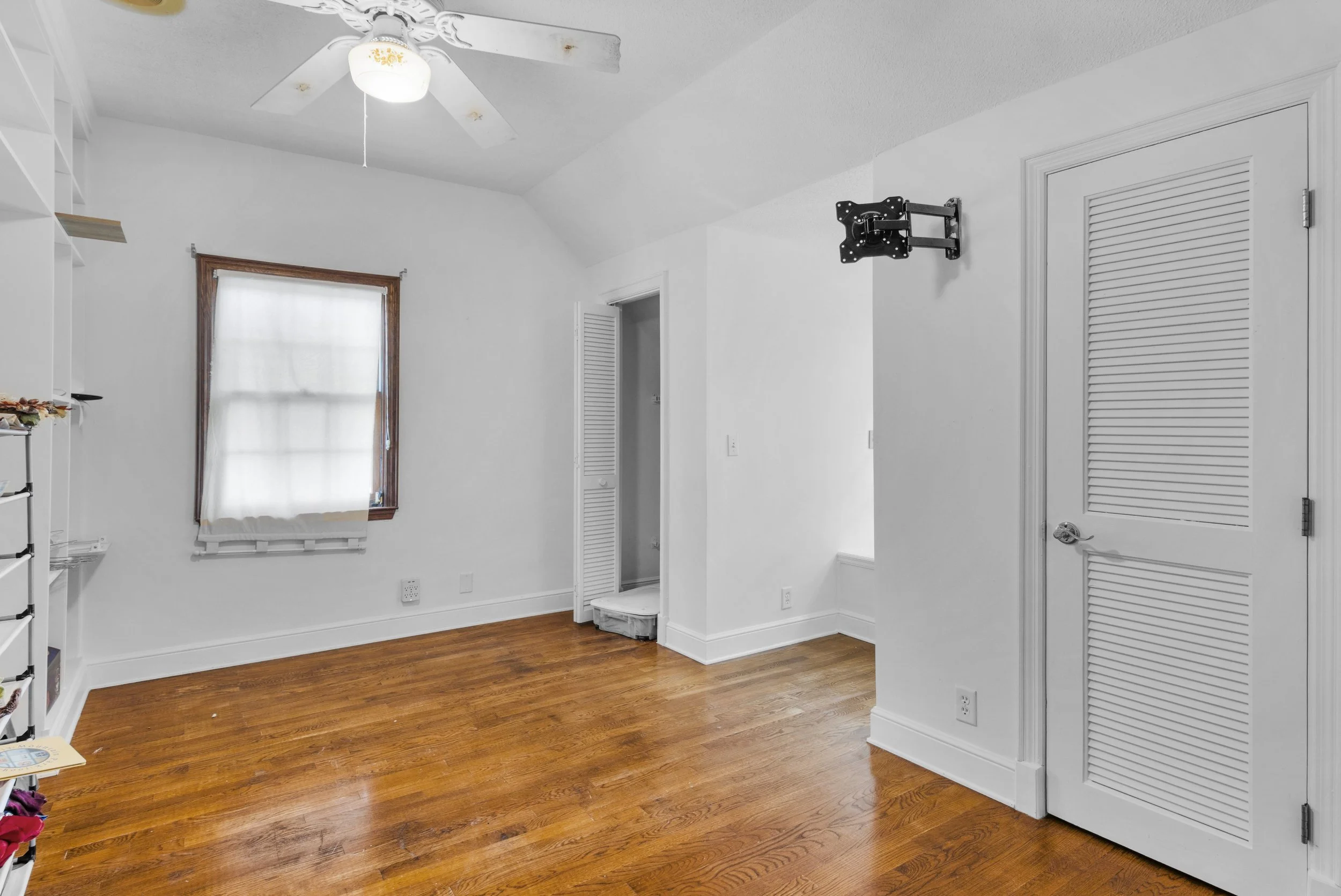 24 Room UpStr 1.jpg