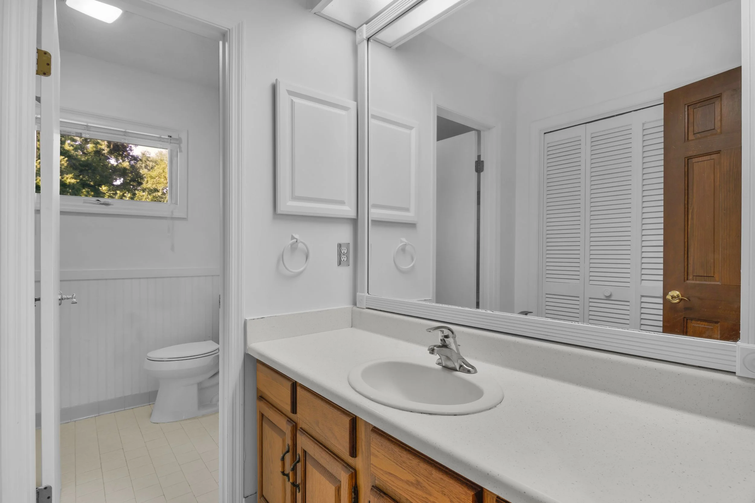 26 Bathroom Upstr.jpg
