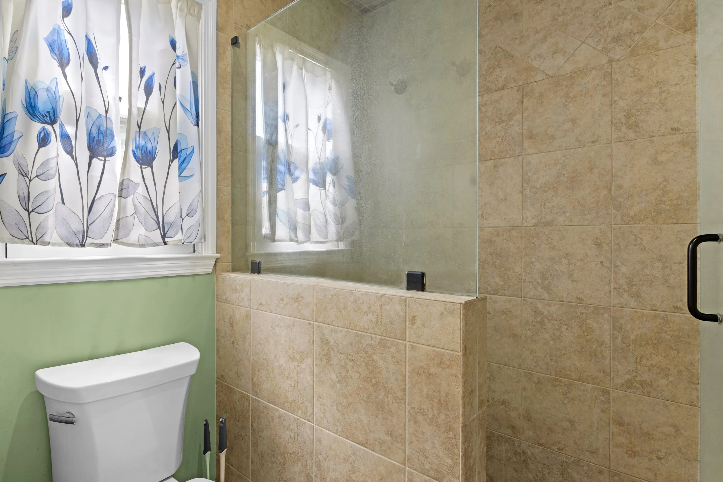 30 Main Bath.jpg