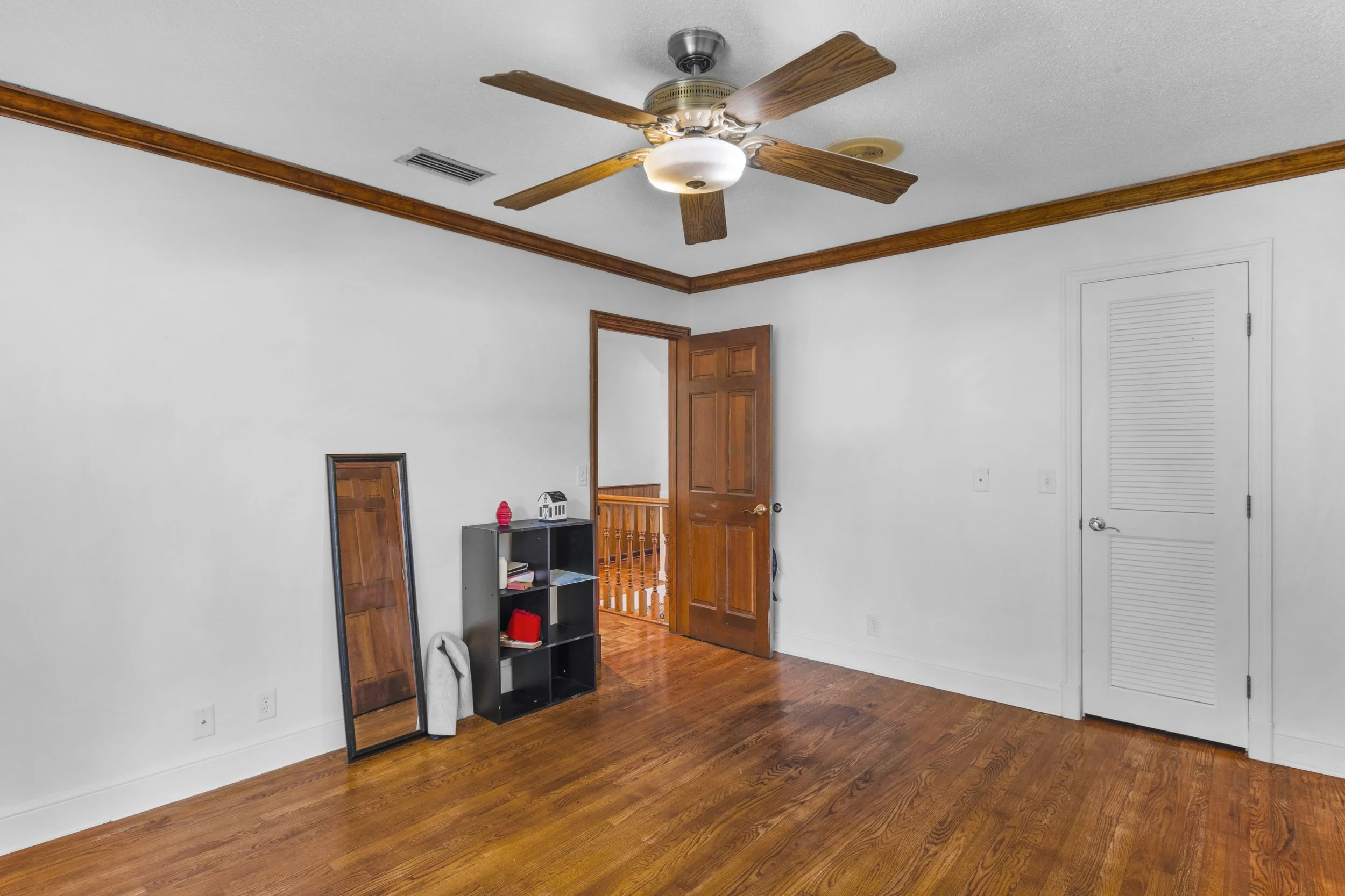 32 Upstr Room 2.jpg