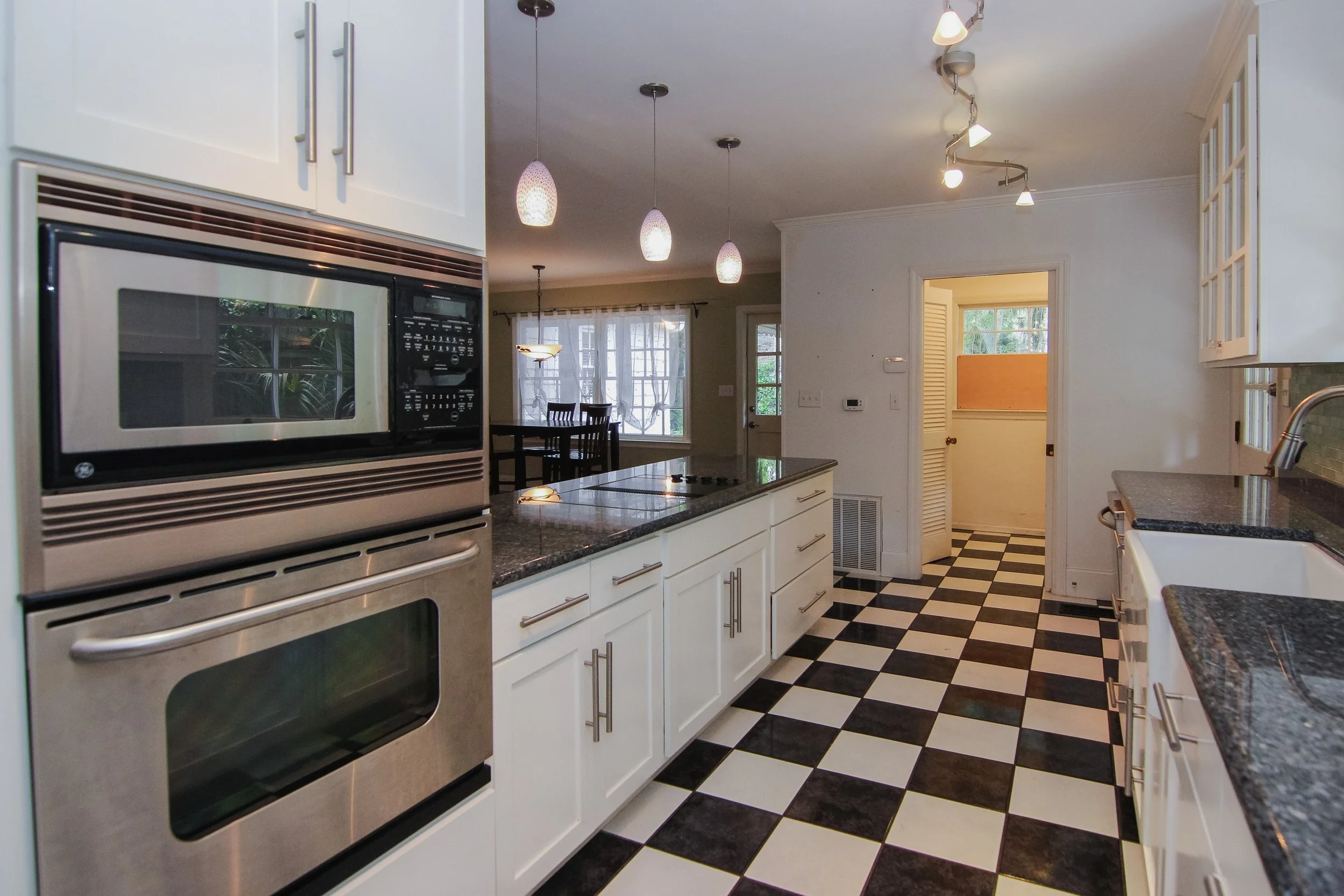 15 Kitchen.jpg