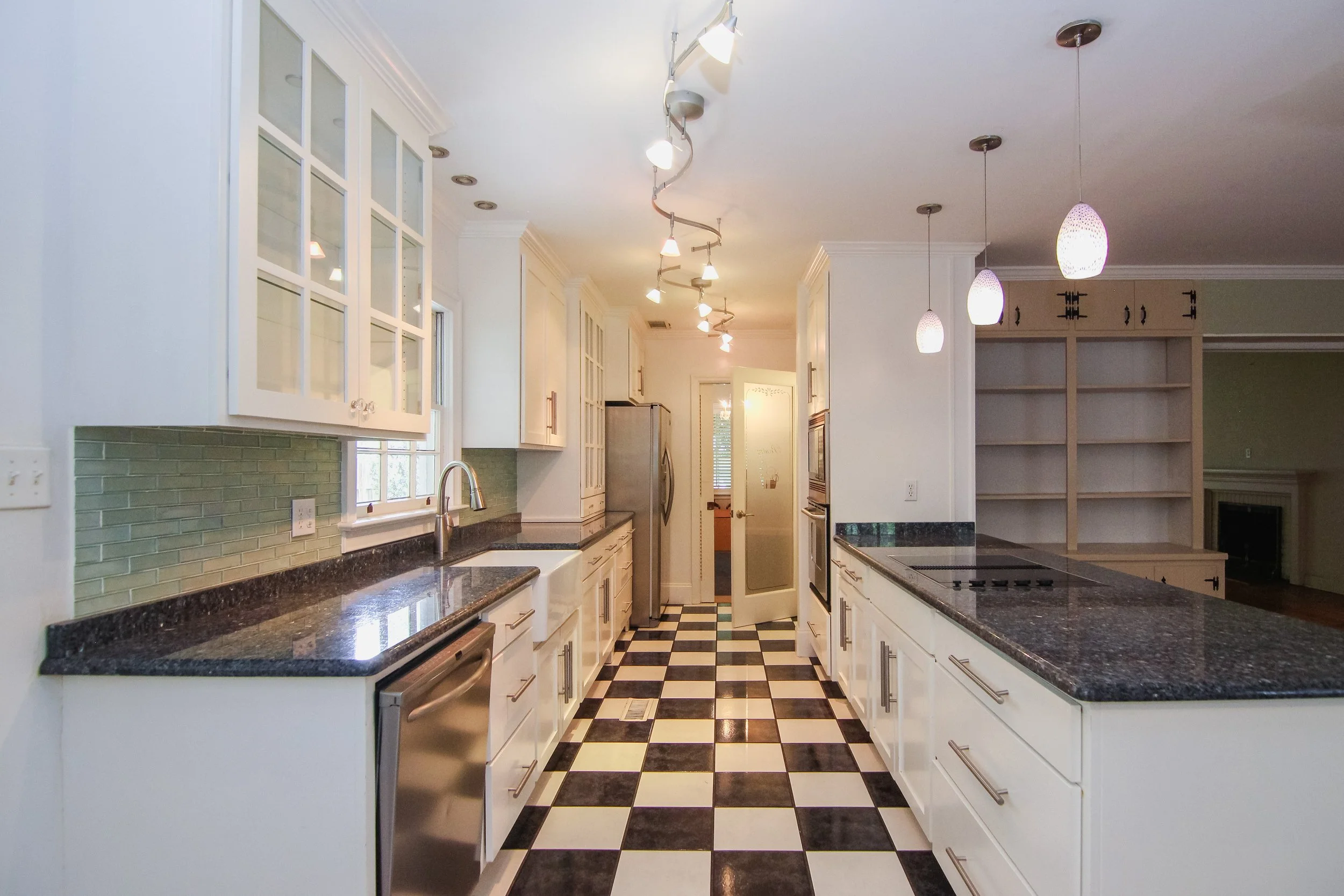 21 Kitchen.jpg