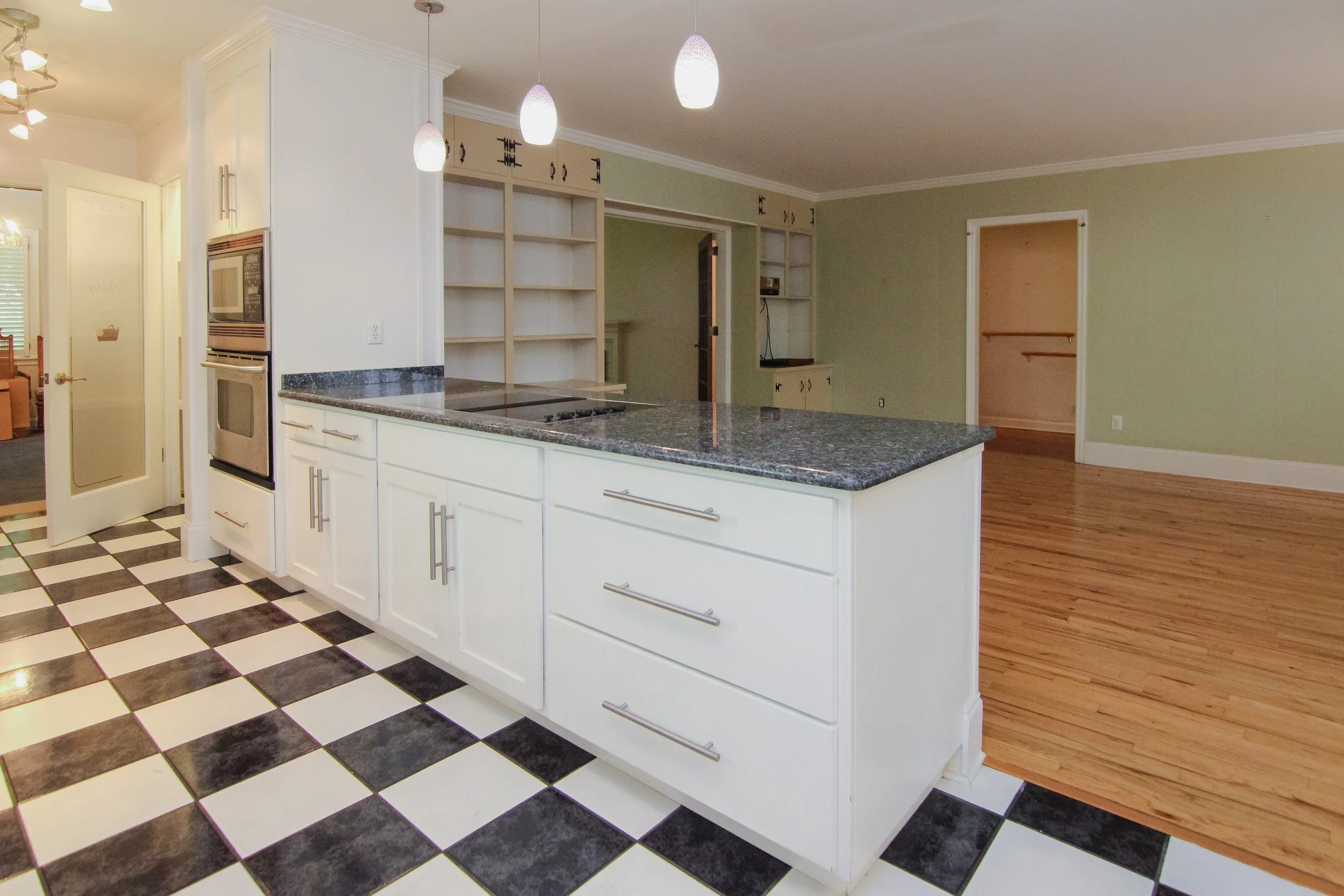 24 Kitchen.jpg