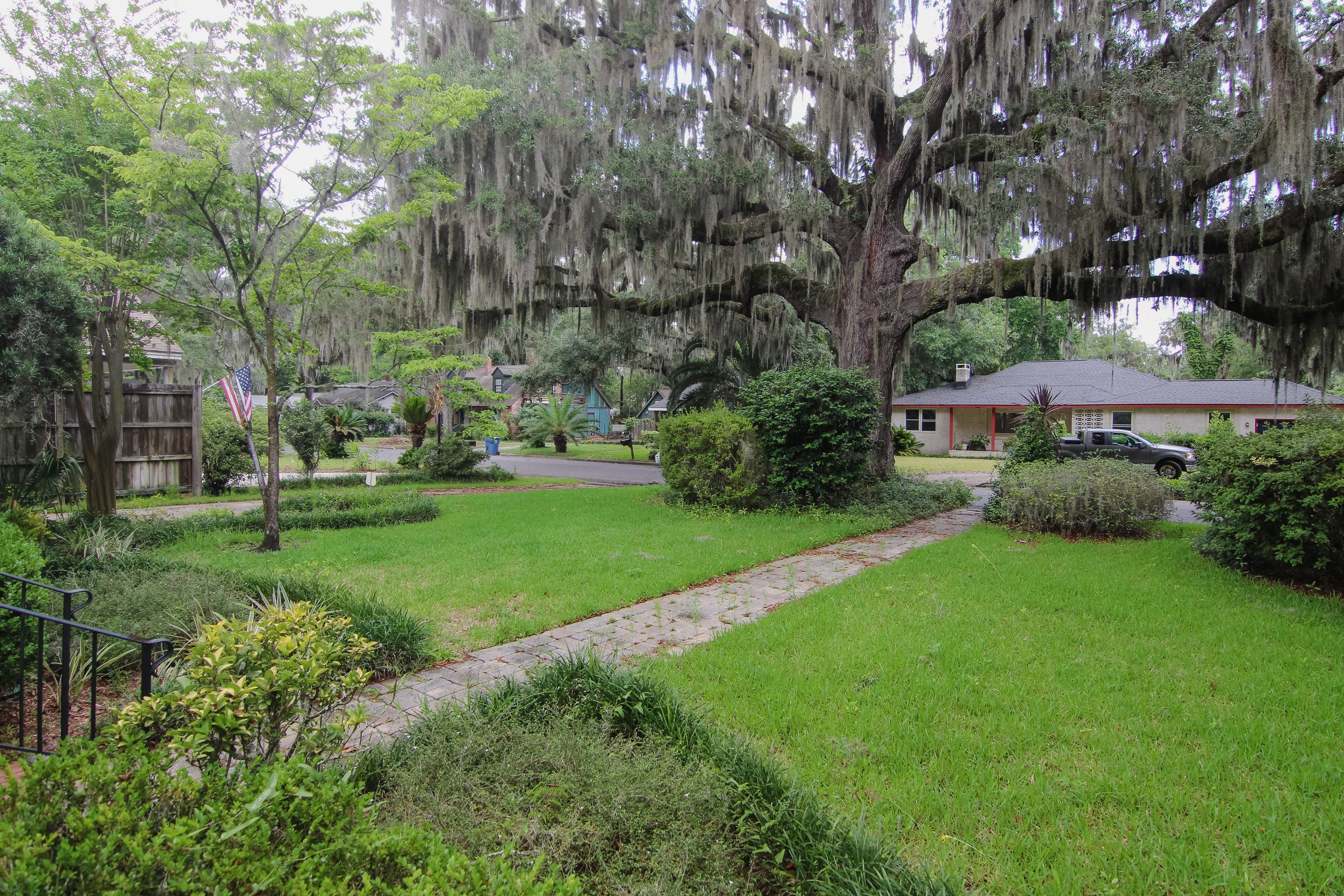 06 Front Yard.jpg
