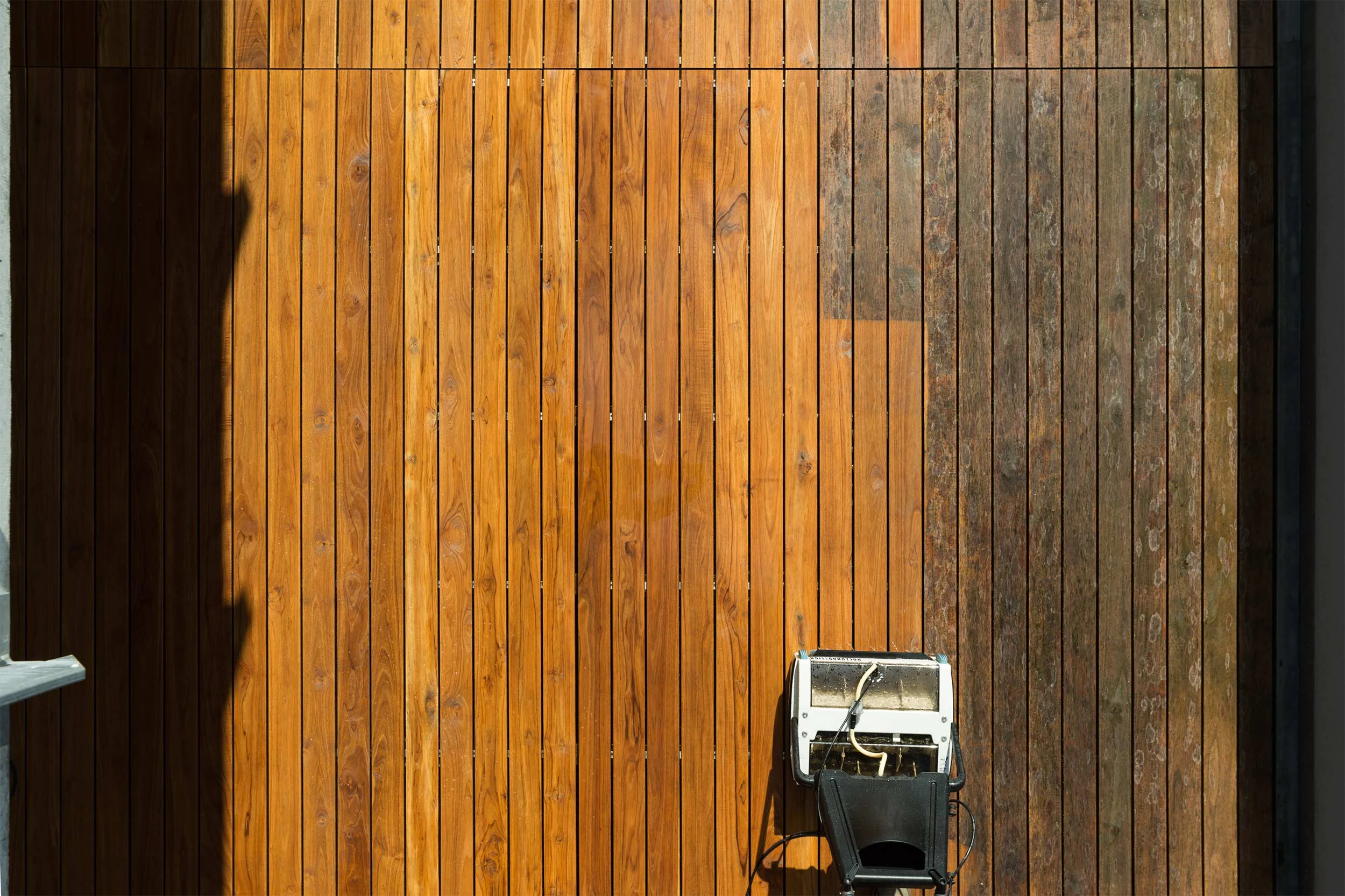 Teak-Holzterrasse während der Reinigung