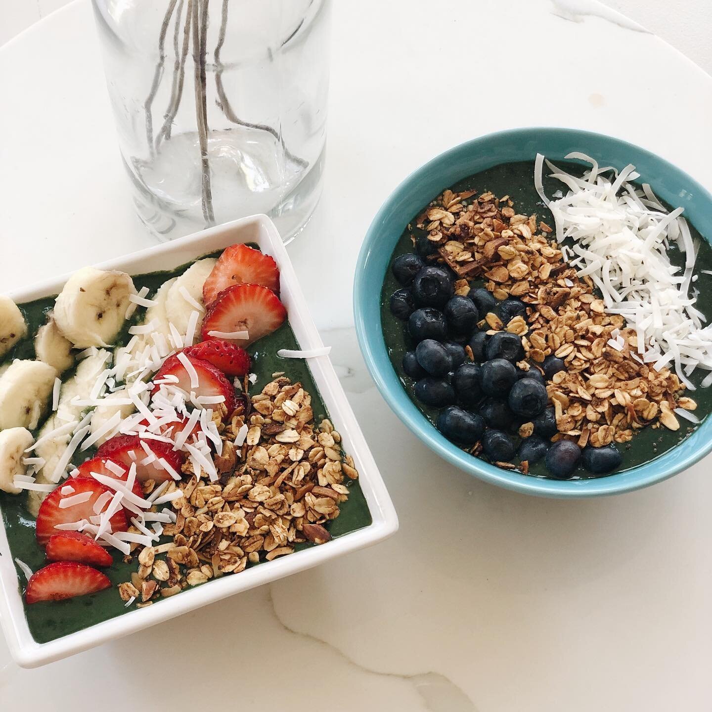 How I make my smoothies thick to become a &ldquo;smoothie bowl&rdquo; 💛

I personally will always prefer a smoothie bowl to a liquidity smoothie because if I am drinking something I will slurp it down so fast. I have no patients when it comes to liq