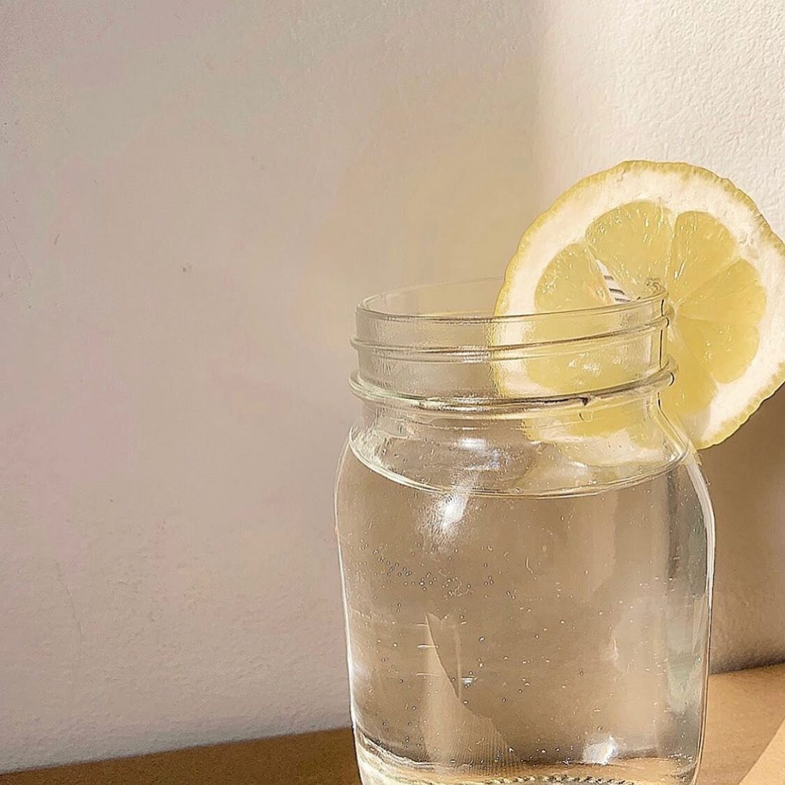 Lemon Water 💛it&rsquo;s so basic, but insanely important. Adding a squeeze of lemon into your water is one of the easiest and most beneficial things you can do TODAY to revitalize your body. It contacts vitamins B and C and calcium and magnesium min