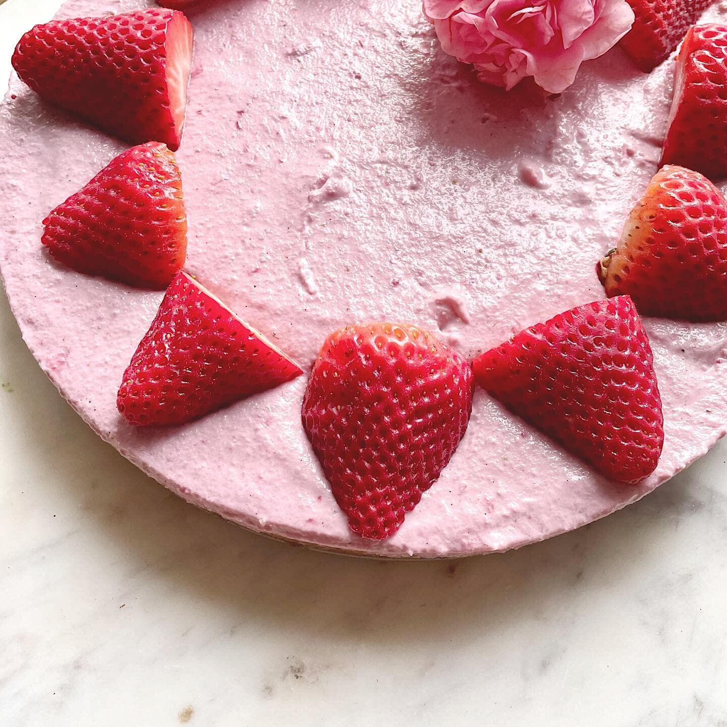 RAW STRAWBERRY CHEESECAKE 💕

GALENTINES DAY (yesterday, February 13th) is my favorite day of the year. I was feeling anxious, sad and overwhelmed, but making this for my roommates helped brighten the best day of the year. This raw strawberry cheesec