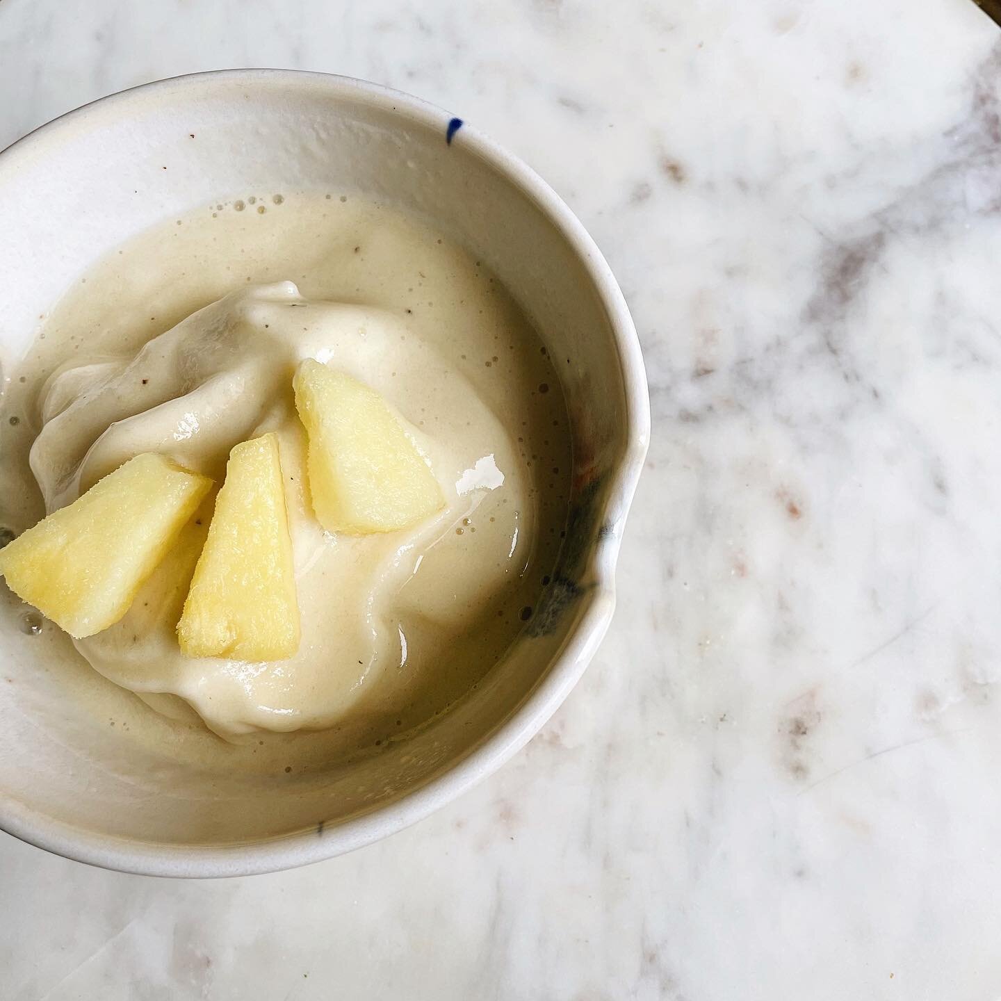 Dole Whip 💛🍍
Gosh that pineapple sugar ice cream explosion is insane. I created a pretty close comparison that won&rsquo;t give you that sugar crash but will have you reminiscing of Disneyland!

&bull;
&bull;
&bull;
&bull;
&bull;
#rawfooddiet #rawf