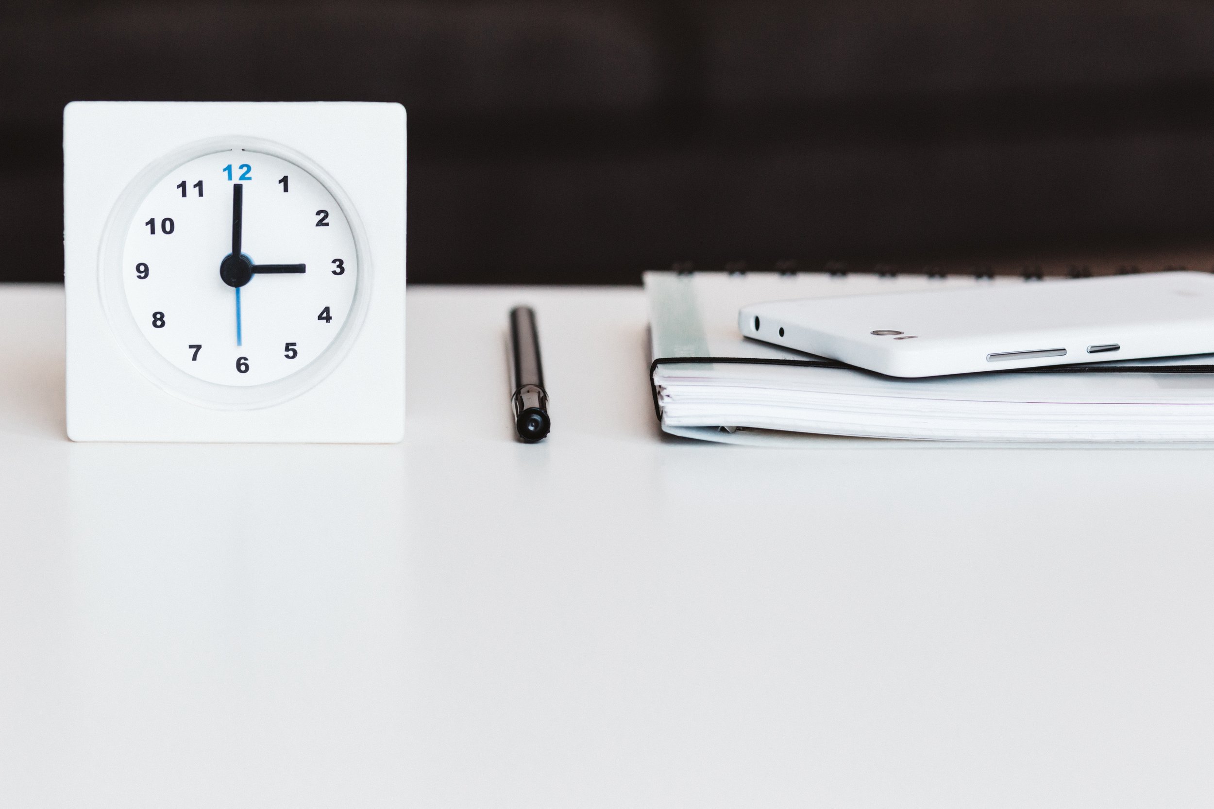 negative-space-analog-clock-white-minimal-mobile-phone.jpg