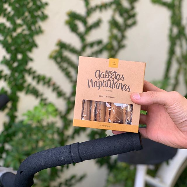 Este fin de semana ll&eacute;vale una cajita de #LasNapolitanas a tu mejor amig@ o con tu familia 😍🥳😎