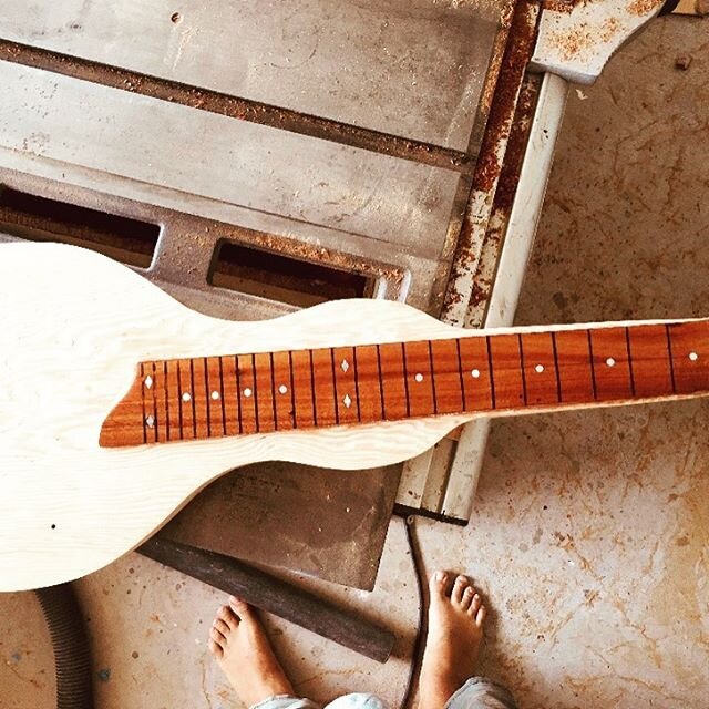 Our dear friend Paul Suppo is really utilizing his great design artistry in the making of our collaboration of The Mana Caster, a Hawaiian Lap Steel made from reclaimed 350 year old Douglas Fir and Koa.
She looks great, yeah?
So stoked 💯😎❤️🎶
Mahal