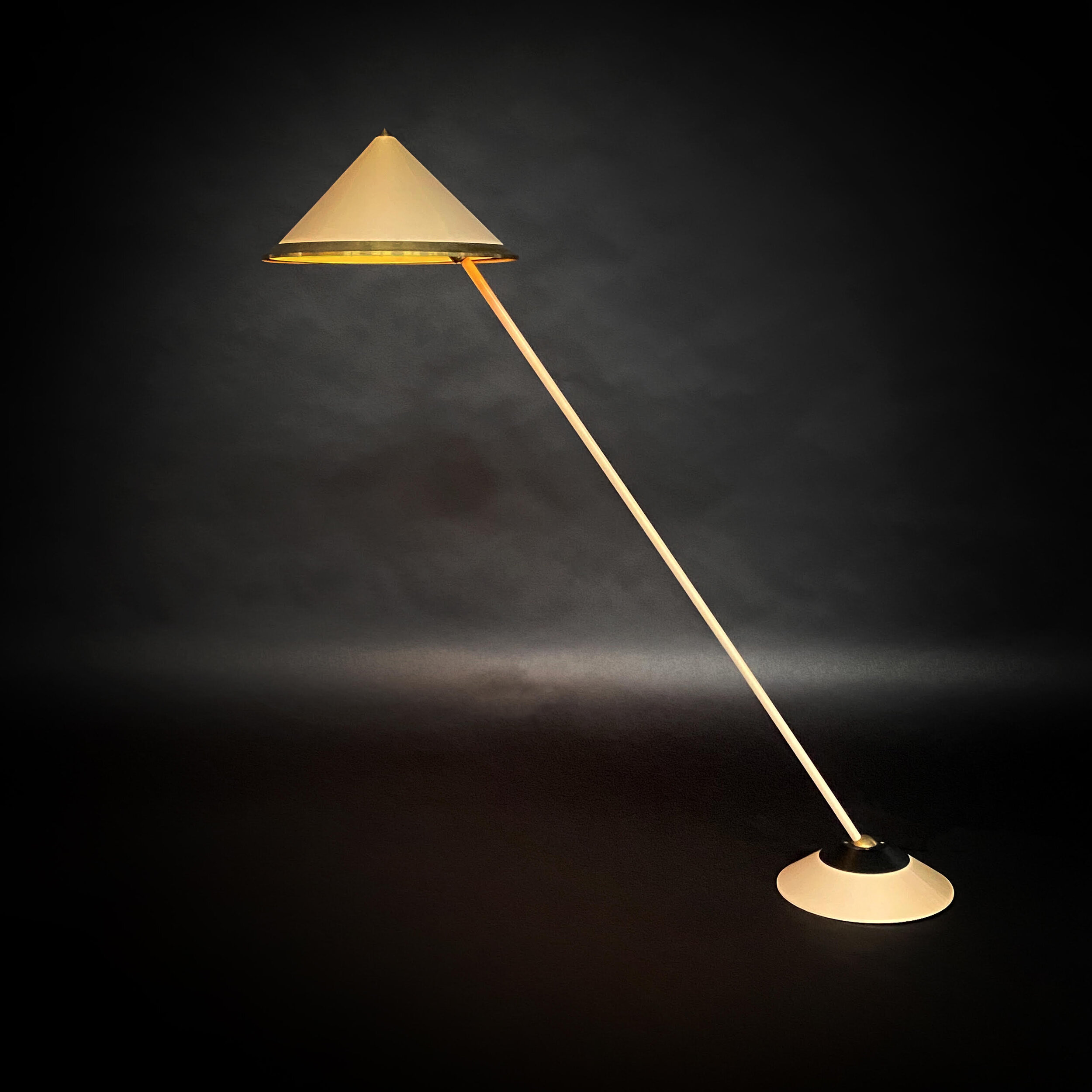 LEAN FLOOR LAMP