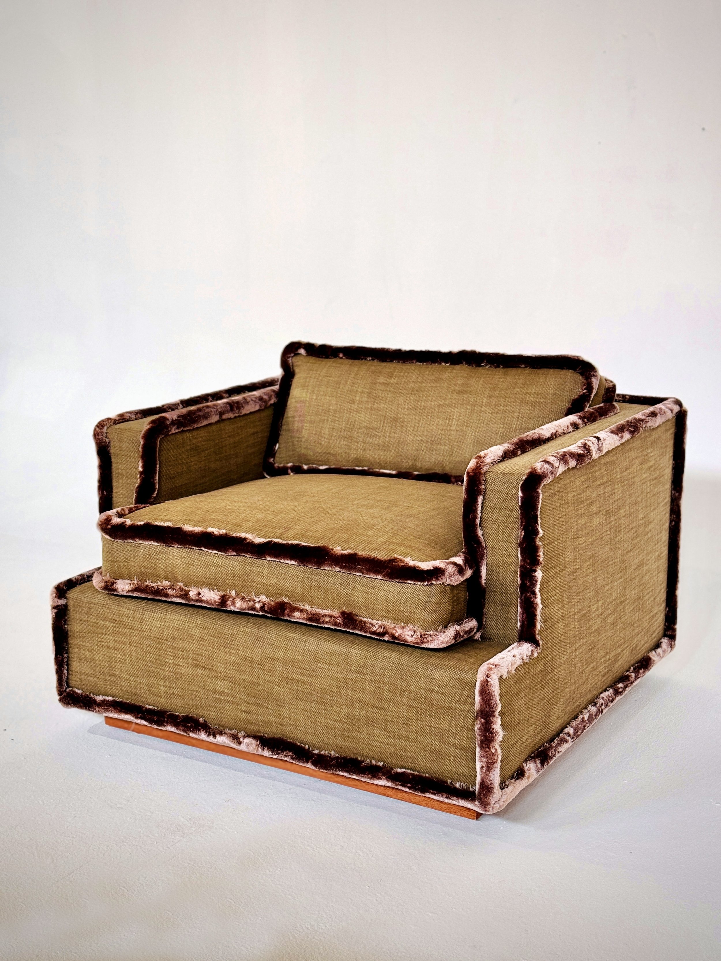 A G U I S E SMOKING CHAIR