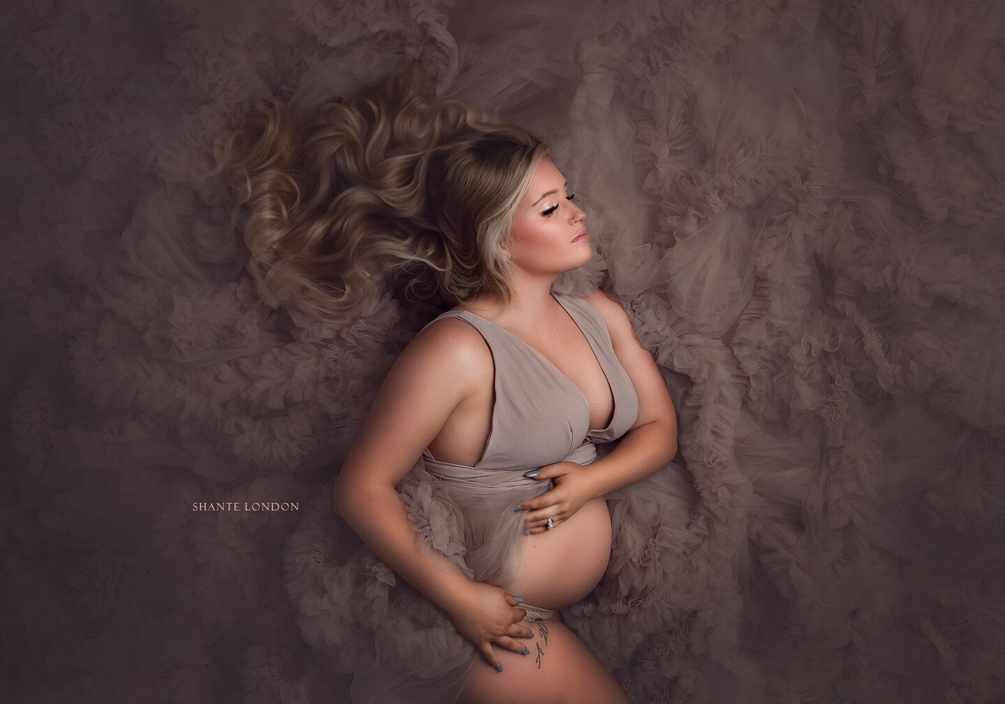 This mama is so stunning! Loved this shoot &lt;3 #motherhood #maternity #shantelondon #shantelondonphotography