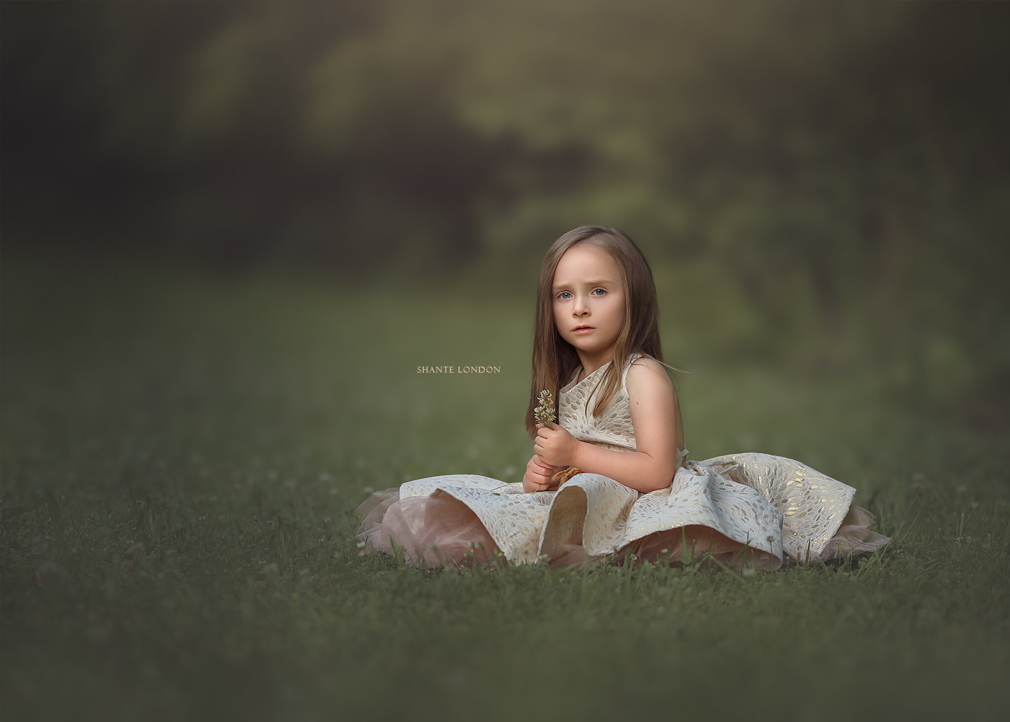 She found a huge stick as soon as we got there and called it her mountain stick and I've cackled over it all day 😂 With a little persuasion she put it down long enough to grab some flowers. And look how precious this turned out 😍

🌟 #CapturingChil