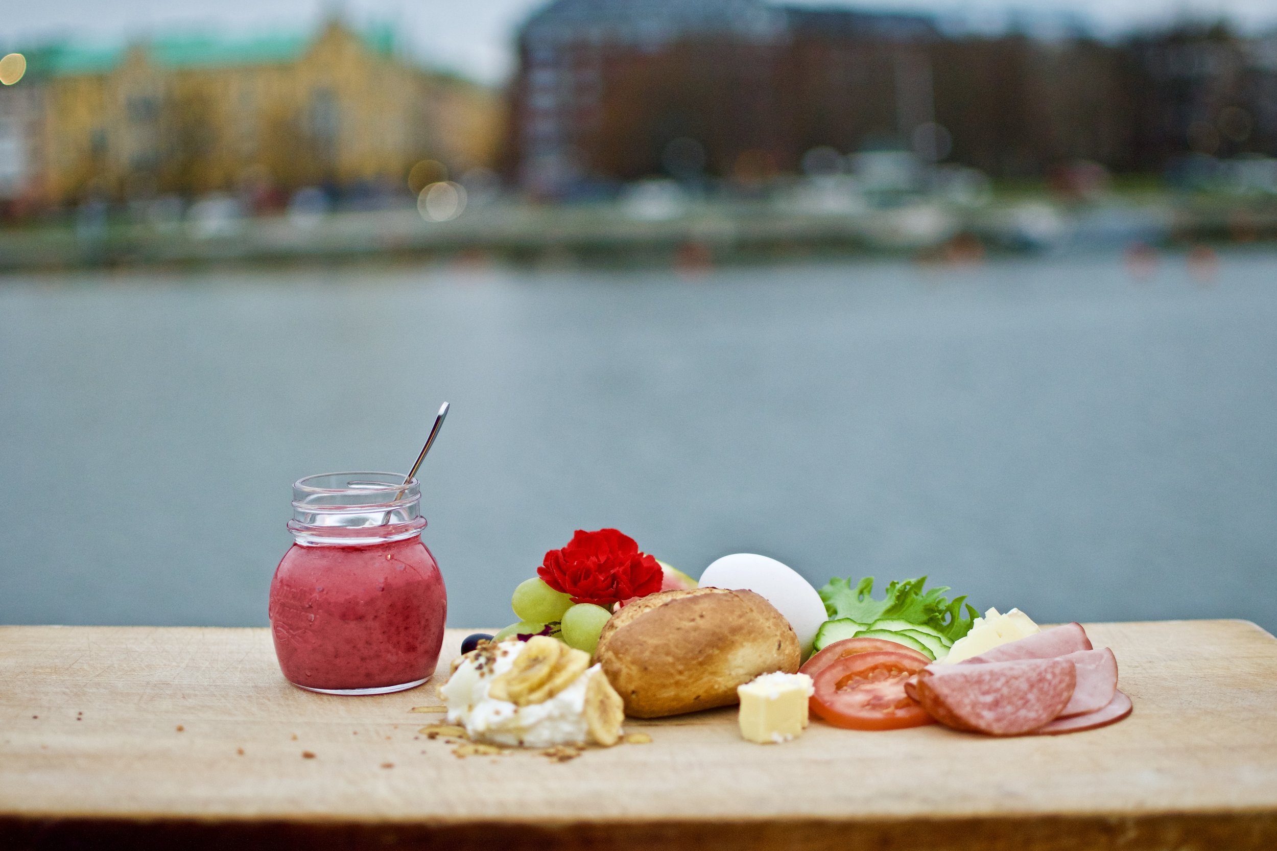 HYVINVOINTI HUOMEN Uunisaari on hyvän olon saari ja siksi aloitammekin tänä talvena arkiaamuisin hyvinvointihuomenet . Aamu alkaa saunalla ja siitä voi heräilijä siirtyä aamiaiselle jota seuraa keittolounas. 07-10 SAUNA 5€ (Vuokra pyyhe 10€) 08-10 BUFFET AAMIAINEN 15€ 11-14 KEITTO LOUNAS 15€ Ruuat sisältävät kahvin ja teen. HYVÄNOLONHUOMENET ma-pe 07-10 Maisemaravintola auki jokapäivä ma-pe 8-16 la-su 10-16