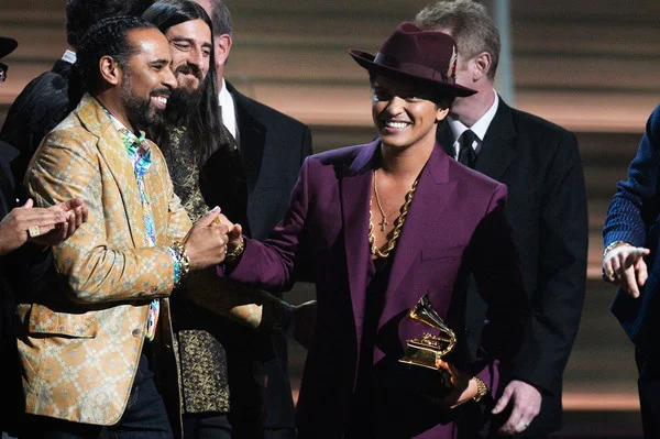 Lawrence-Boo-Mitchell-58th-GRAMMY-Awards-Show-6YjBwiMIL-zl.jpg
