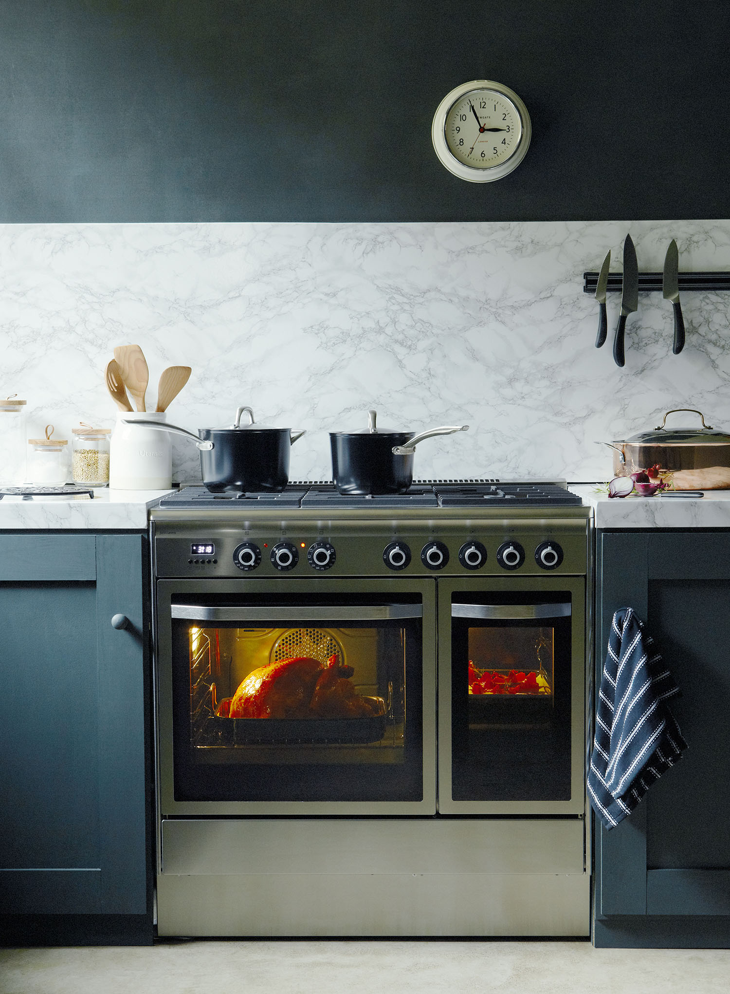 Cook14_03a_LS_M&C RangeCooker069L.jpg