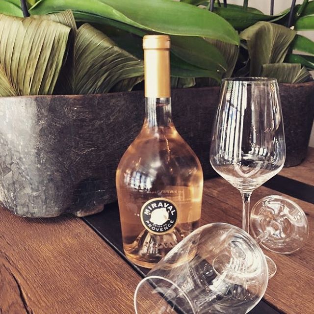save water - drink ros&eacute; ! Diese hei&szlig;en Temperaturen ben&ouml;tigen reichlich Abk&uuml;hlung und da bieten wir nat&uuml;rlich den Miraval Ros&eacute; von Jolie-Pitt an 🍷🍷🍷 #miraval #rose #wine #winelover #frankfurt #ffm #indian #indian