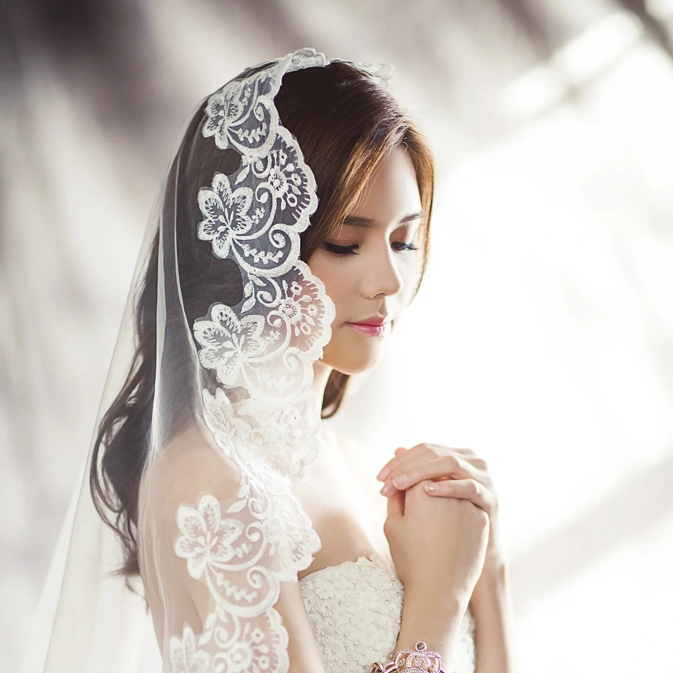 wedding-dresses-1486256.jpg