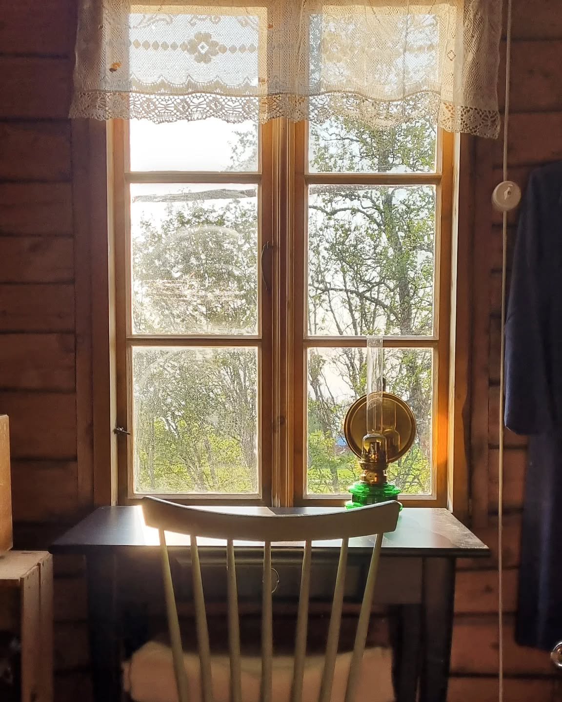 Gammelstua er komplett.
Loftet er endelig ferdig til bruk, som skriveloft og sovested og hvilested.
For sommergjester, for kunstere, for forfattere, for meg, kanskje for deg?
&Aring;, for en reise det har v&aelig;rt fra jeg startet istandsetting i 20