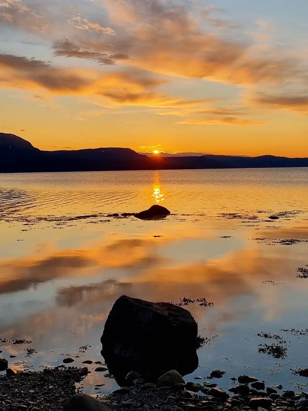 Joda, jeg er her. Puster. Lever. Skriver. Redigerer. Ser dagen går, og manuset stadig utvikle seg mot en slags ende.
Og ved havet tok jeg fri.🧡