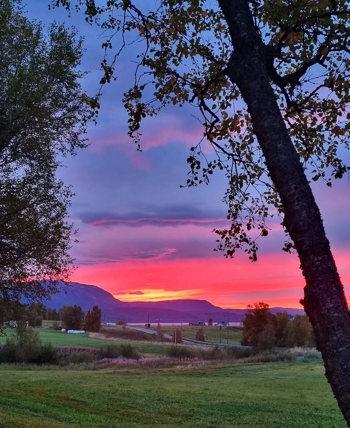 Kveldshimmel i brann over bygda.