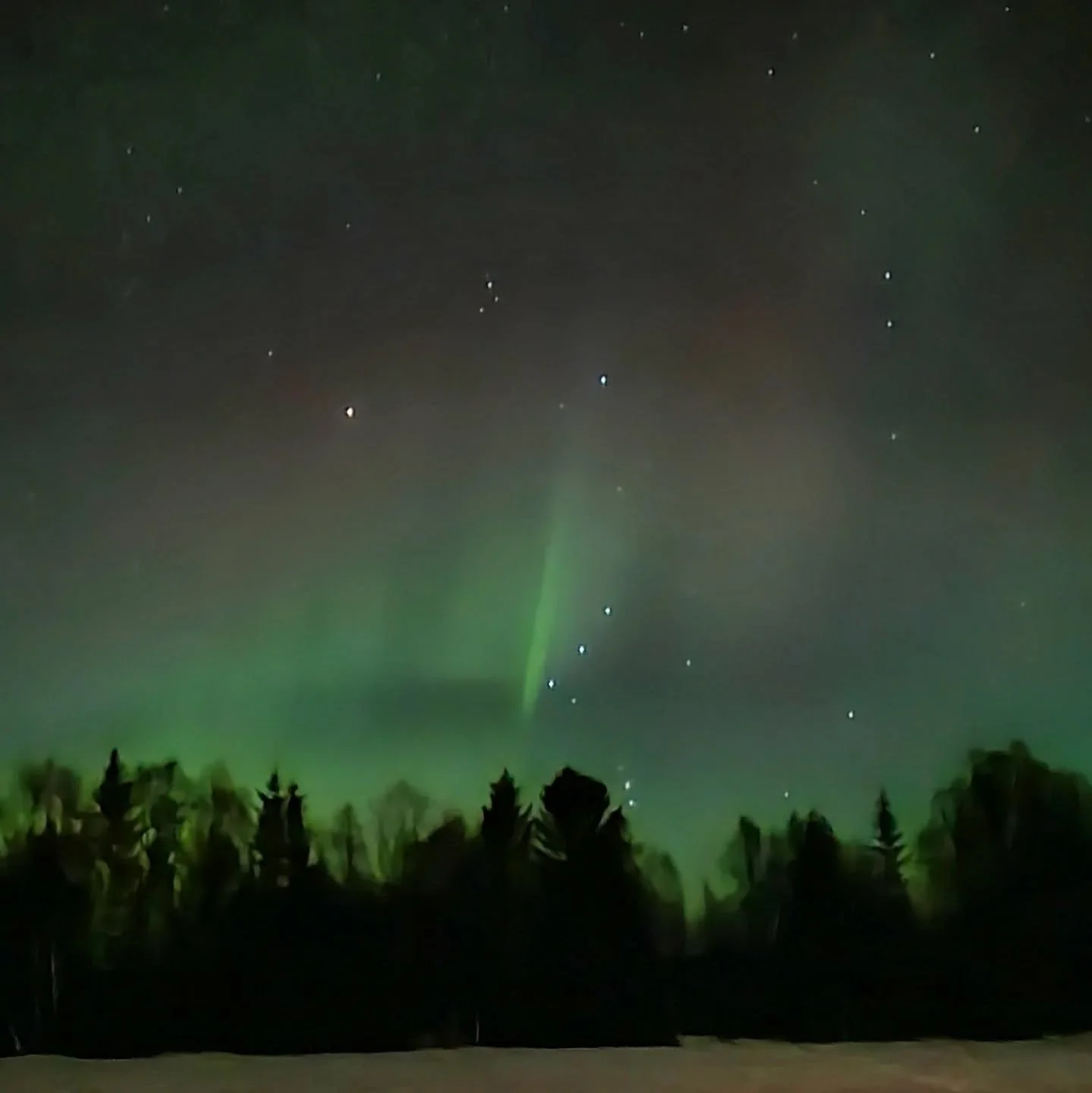 Tro, h&aring;p og kj&aelig;rlighet.
Tre stjerner og en horisont fylt med flammende nordlys.
Takk for at du leser med. Vi skrives mer.
Men f&oslash;rst: God jul! ✨️
🇬🇧
Northern lights over my little farm this evening.
Merry Christmas! ✨️