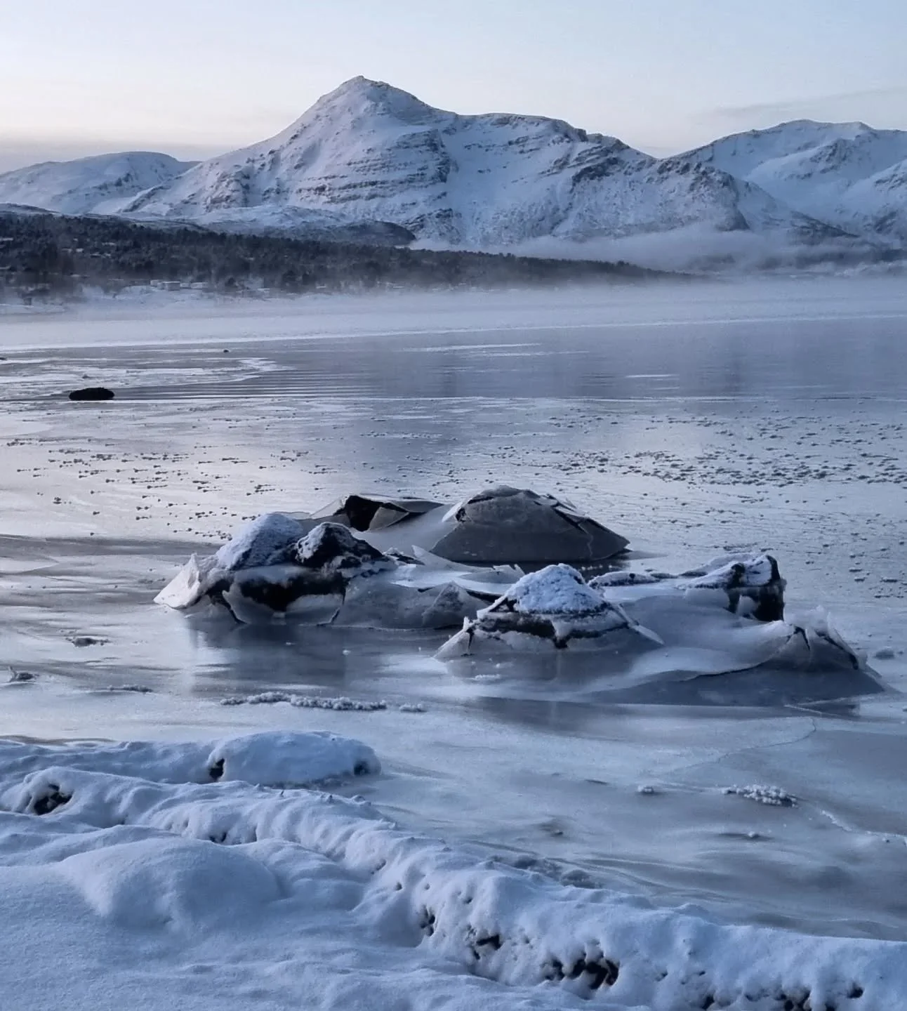 Godt at fjellene ligger st&oslash;dige.
N&aring;r verden synes &aring; v&aelig;re alt annet enn stabil.
H&aring;per du har det fint. 🙋&zwj;♀️