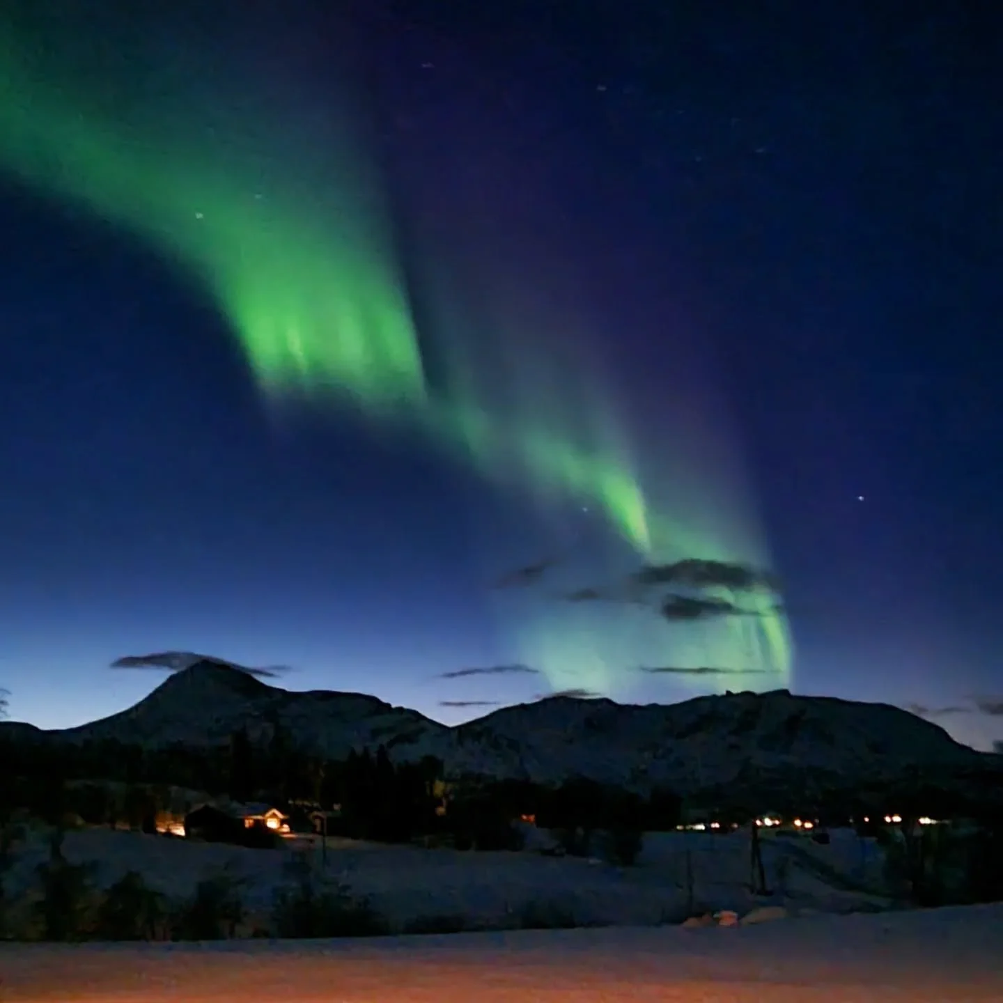 Jeg ser opp p&aring; den flammende nordlyshimmelen og sukker lykkelig. Jo, i dag kan jeg faktisk feire litt, for det er n&oslash;yaktig 15 &aring;r siden jeg startet eget foretak og ble frilans -journalist, forfatter, prosjektleder, kulturminnearbeid