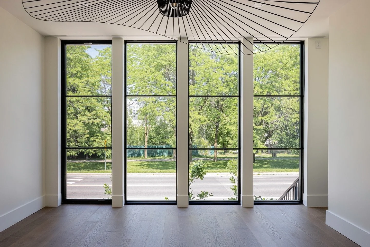 Floor to ceiling windows at our @byronbrownstone project let in so much light and views of the tree lined street 😍.